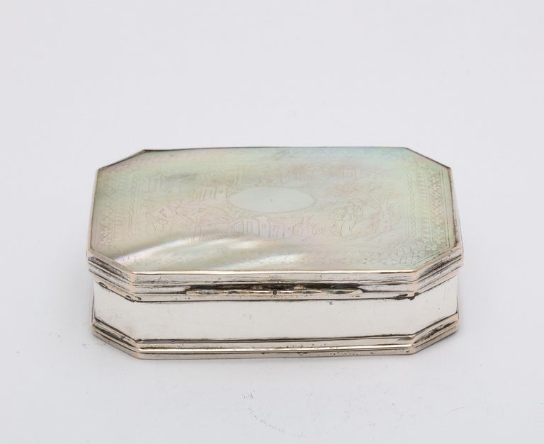 George III Sterling Silver-Mounted Etched Mother-of-pearl Snuff Box In Good Condition For Sale In New York, NY