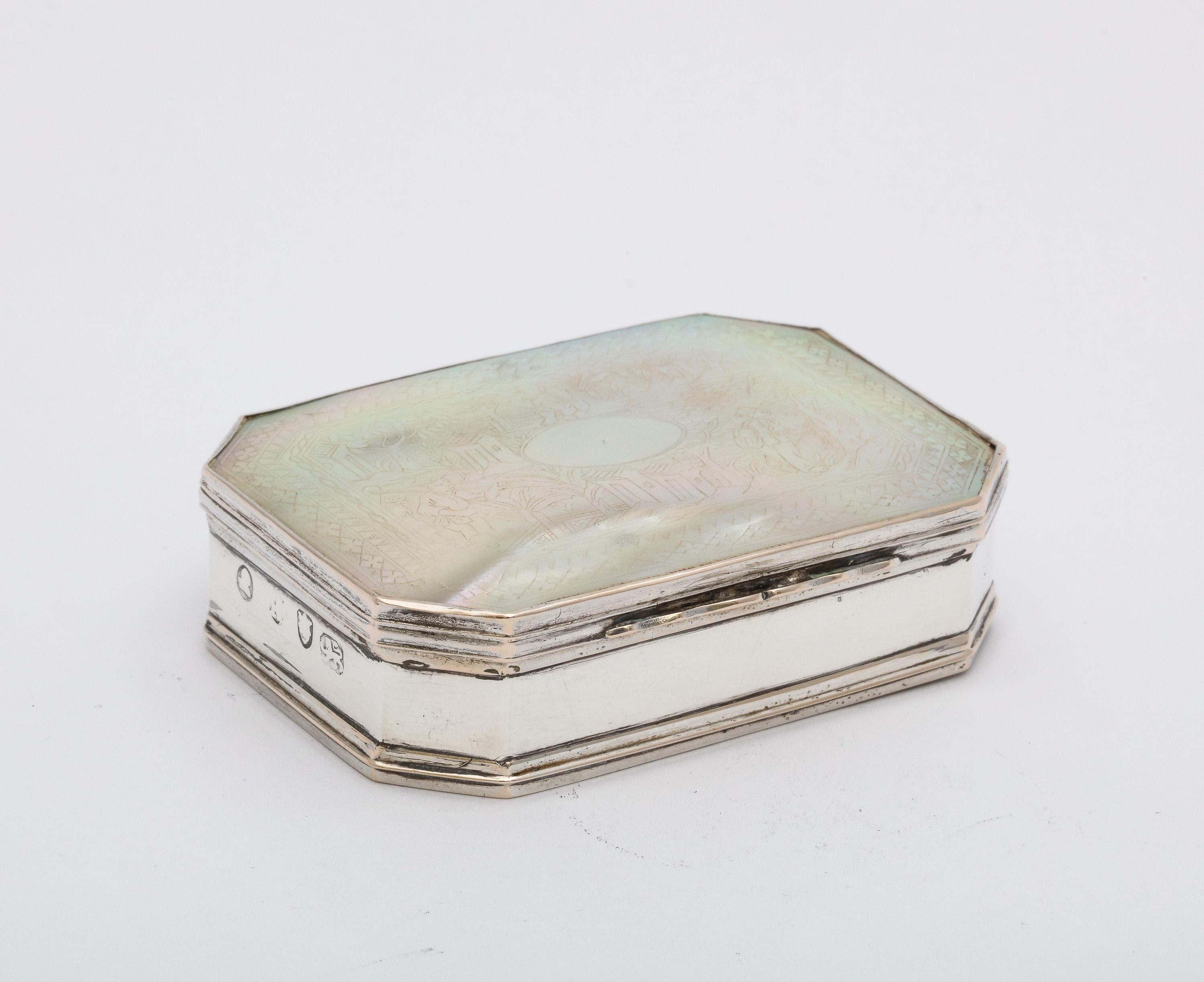 George III Sterling Silber montiert geätzte Perlmutt Schnupftabakdose im Zustand „Gut“ im Angebot in New York, NY