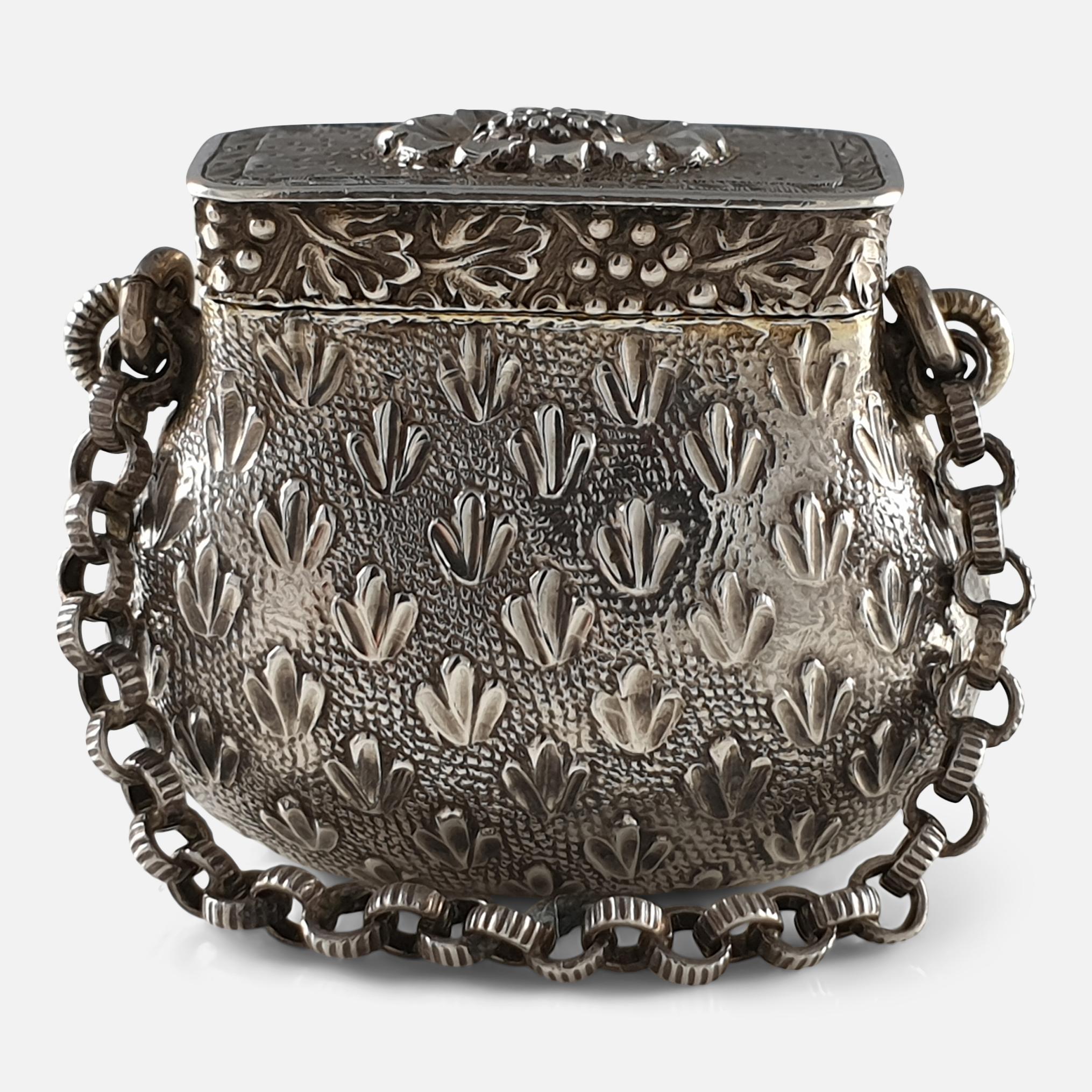 Una vinagrera de plata de ley Jorge III del platero Lawrence & Co, Birmingham, hacia 1815. La vinagrera tiene forma de bolsa de novedad, con motivos foliados texturados sobre fondo mate, la tapa con borde de parra y motivo foliado de forma ovalada,