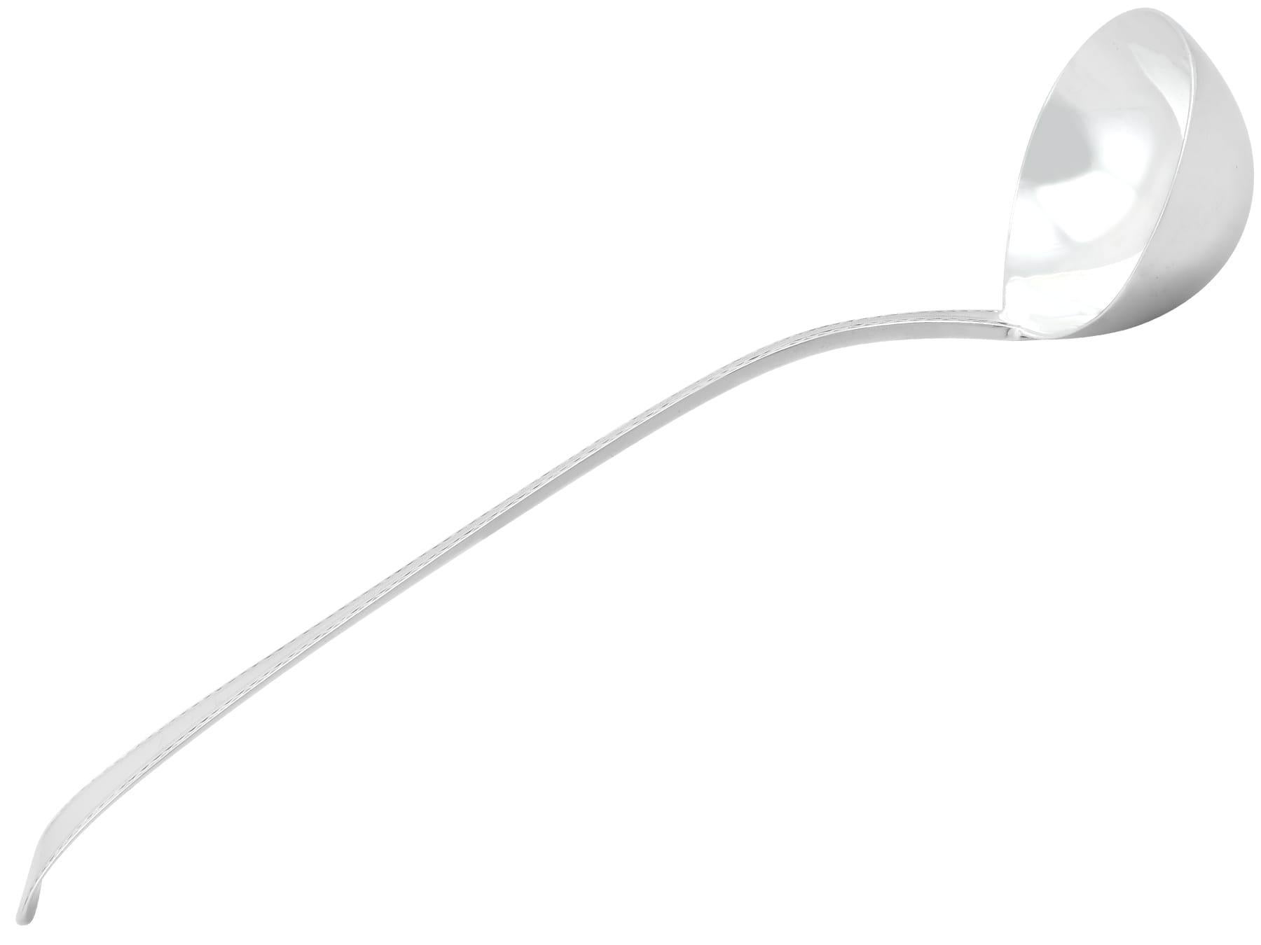 Une exceptionnelle, fine et impressionnante louche à soupe ancienne en argent sterling géorgien anglais à motif Bright-cut Edge fabriquée par Hester Bateman ; un ajout à notre collection de couverts en argent.

Cette exceptionnelle louche à soupe en