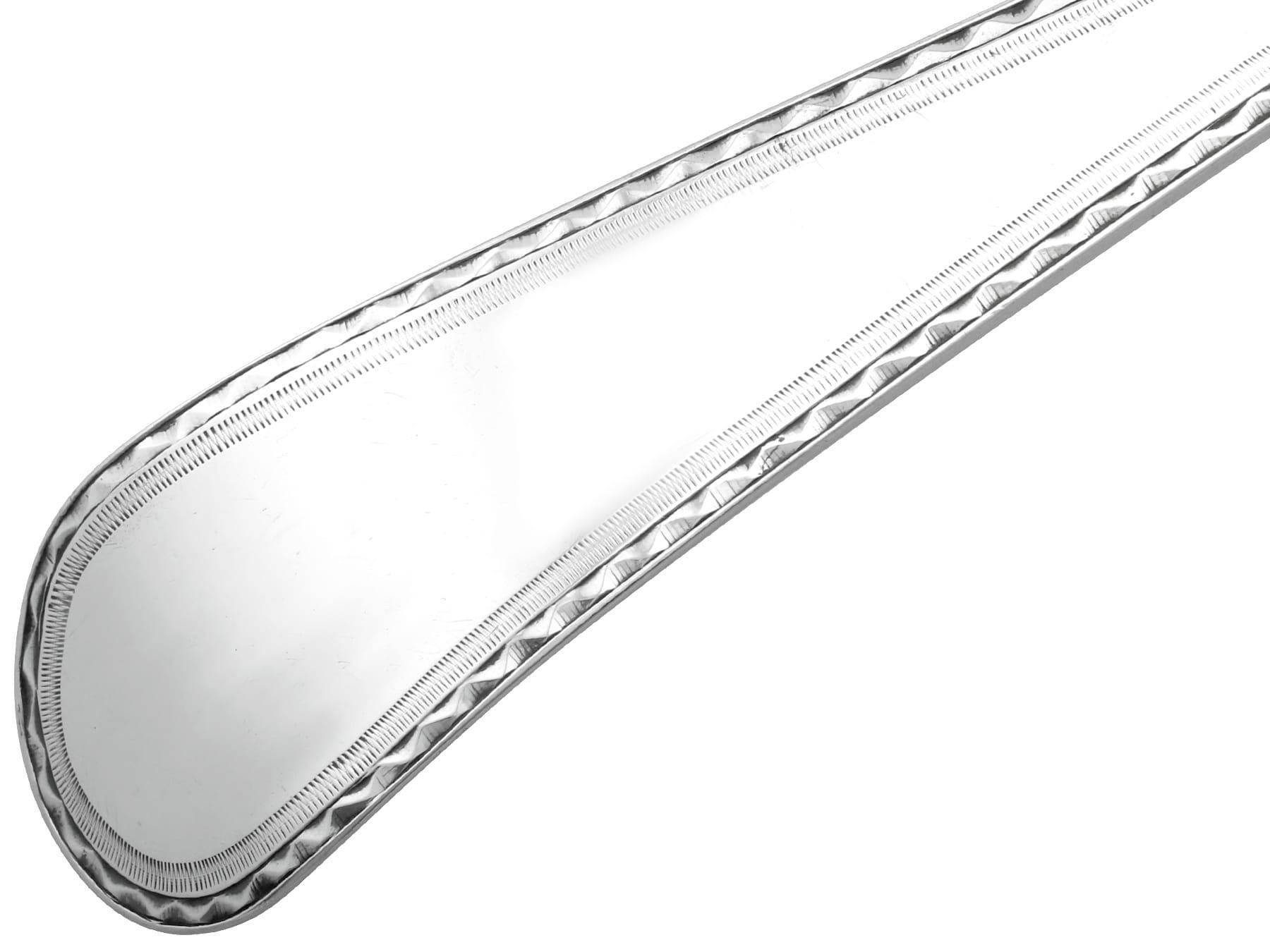 Fin du XVIIIe siècle Louche à soupe George III en argent sterling à motif anglais ancien par Hester Bateman en vente