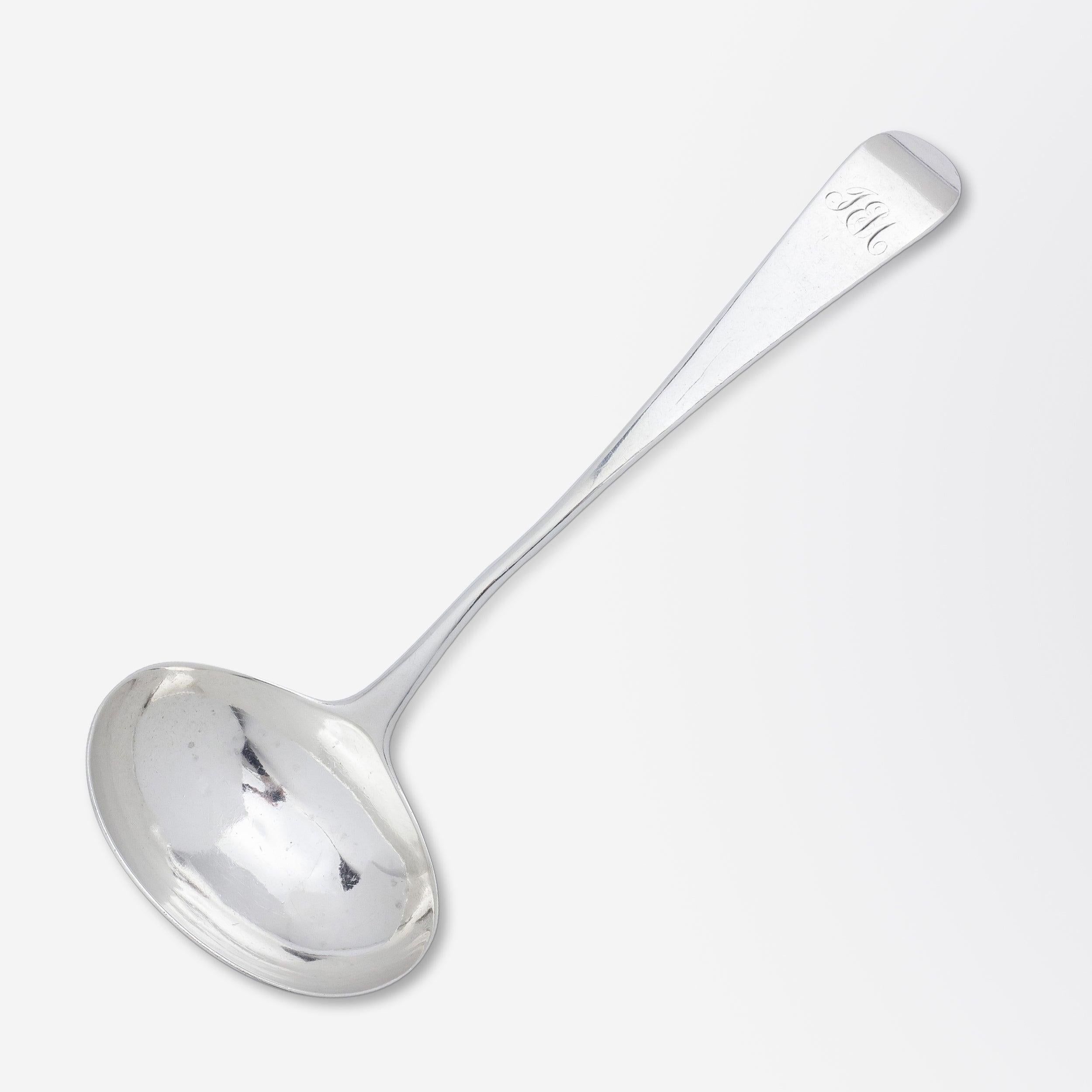 Questo mestolo per salse in argento sterling è stato realizzato da Peter, Ann & William Bateman della famosa famiglia di argentieri Bateman. Il pezzo ha un marchio di data che indica che è stato prodotto a Londra nel 1804. Il pezzo presenta un