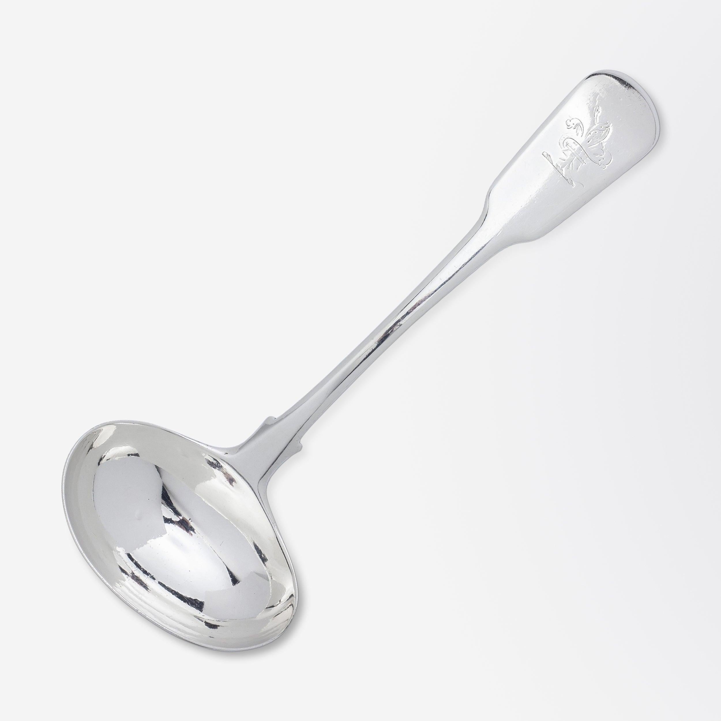 Questo mestolo per salse in argento sterling è stato realizzato a Londra durante il regno di Giorgio III. Il pezzo, dal design molto semplice, ha il marchio di fabbricazione di William Bateman della Famed Bateman, famiglia di argentieri. Sul manico