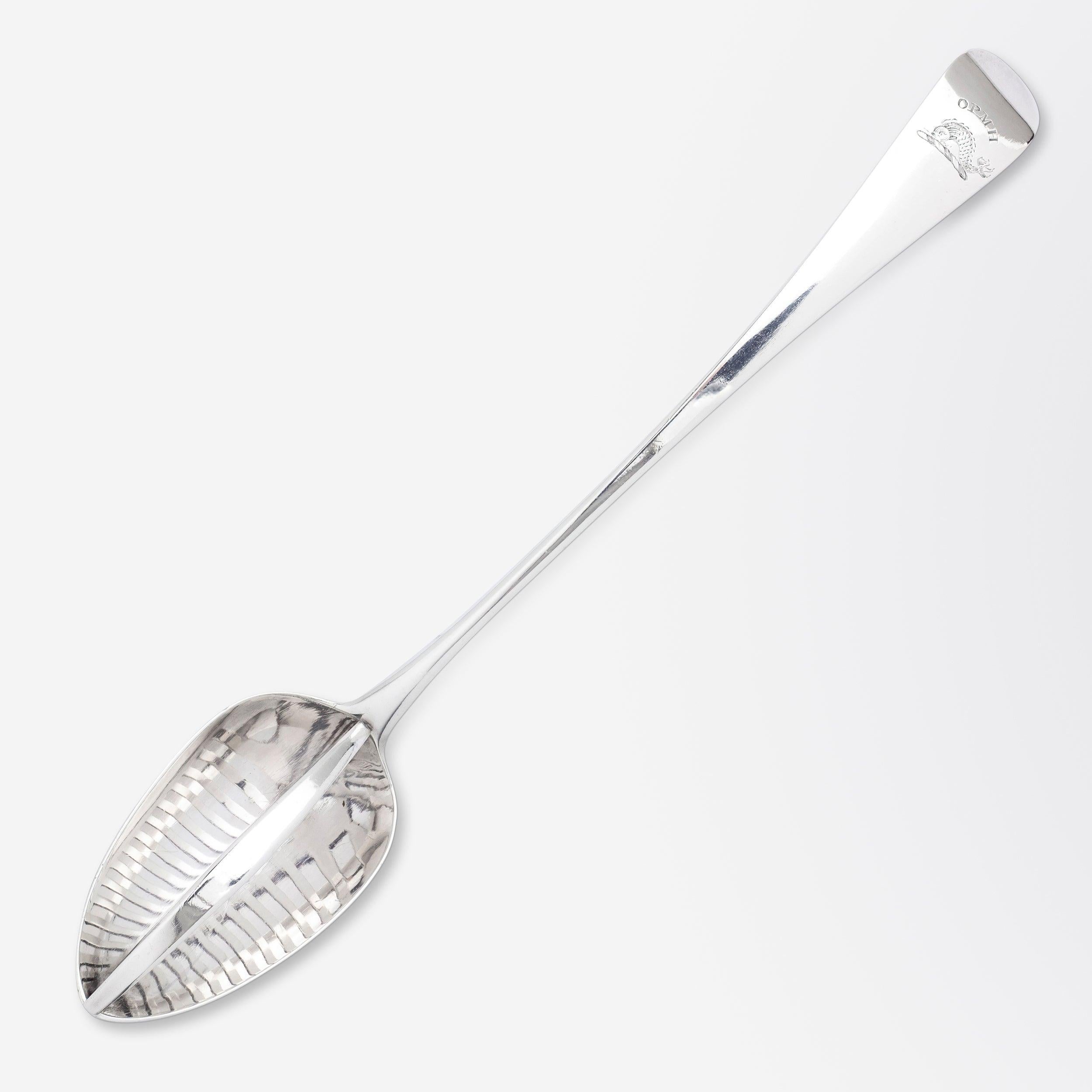 Questo grande cucchiaio colino in argento sterling è stato realizzato a Londra nel 1801 ed è un bellissimo esempio di argento georgiano dell'inizio del XIX secolo. Il cucchiaio è stato certificato per la fabbricazione nel 1801 da Peter, Ann &