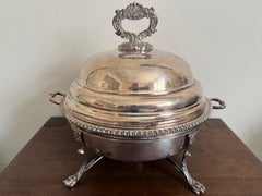 Plat de service, couvercle et bougeoir en argent massif de l'époque de George III, Londres, 1818