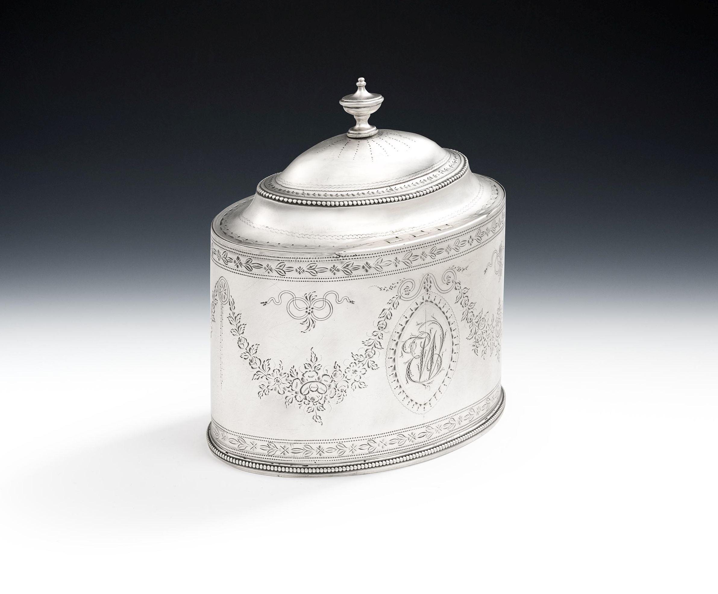 Une très rare et très belle boîte à thé George III fabriquée à Londres en 1787 par Hester Bateman.

Le Tea Caddy reprend un modèle connu des ateliers de Hester Bateman.  Ce bel exemple a une forme ovale avec une bande perlée à la base.  Le corps