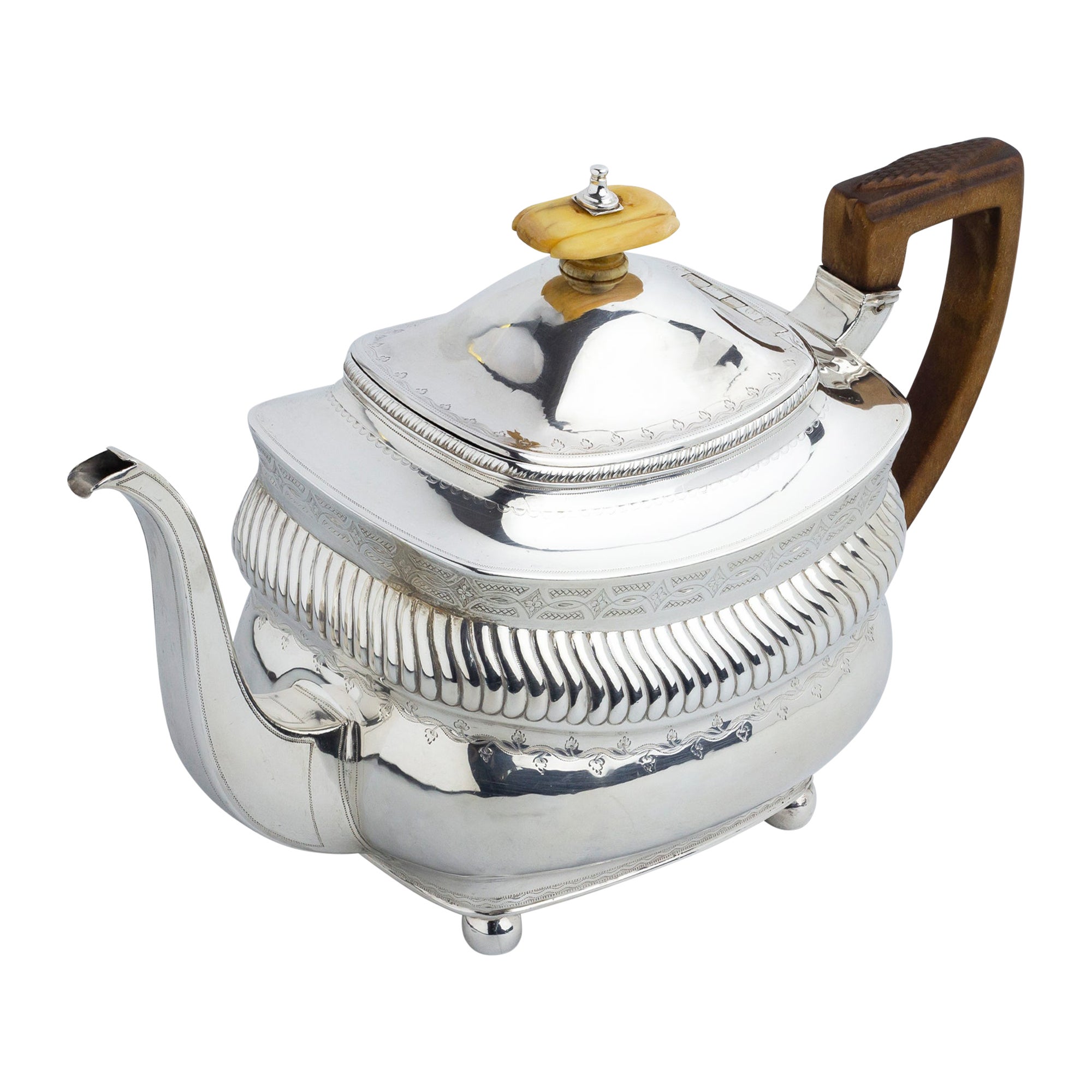 Teiera in argento sterling di George III di Peter & William Bateman con terminale in osso