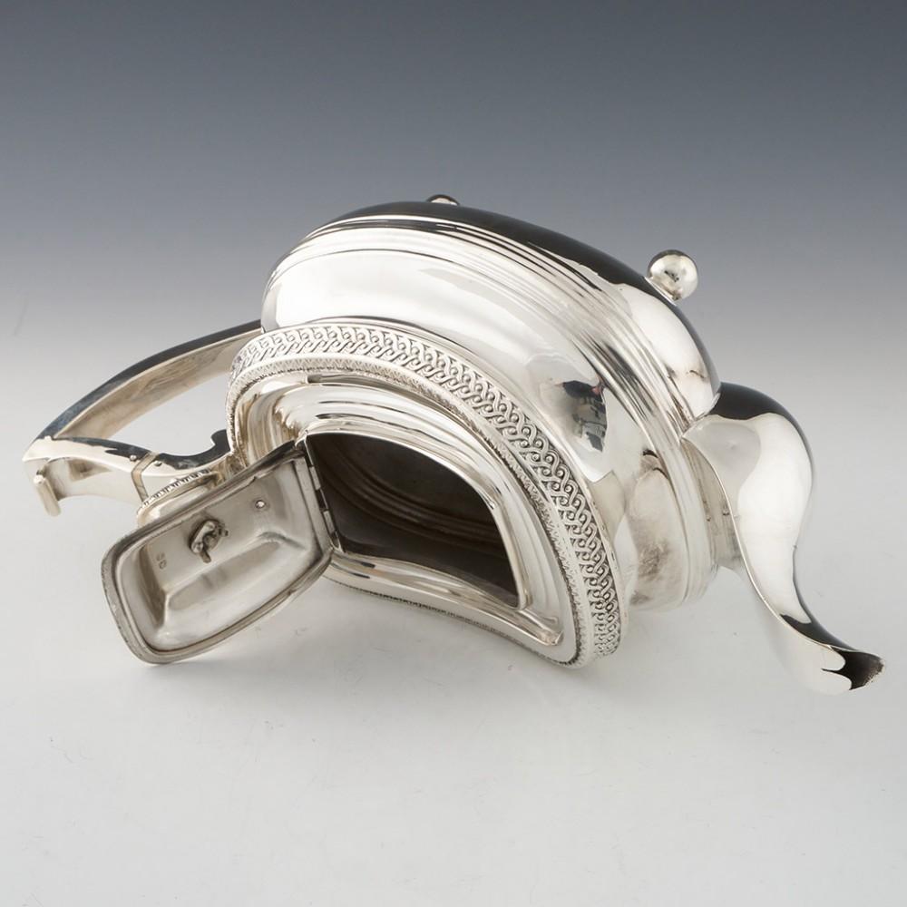 George III Sterling Silver Teapot London 1813 In Good Condition For Sale In Tunbridge Wells, GB