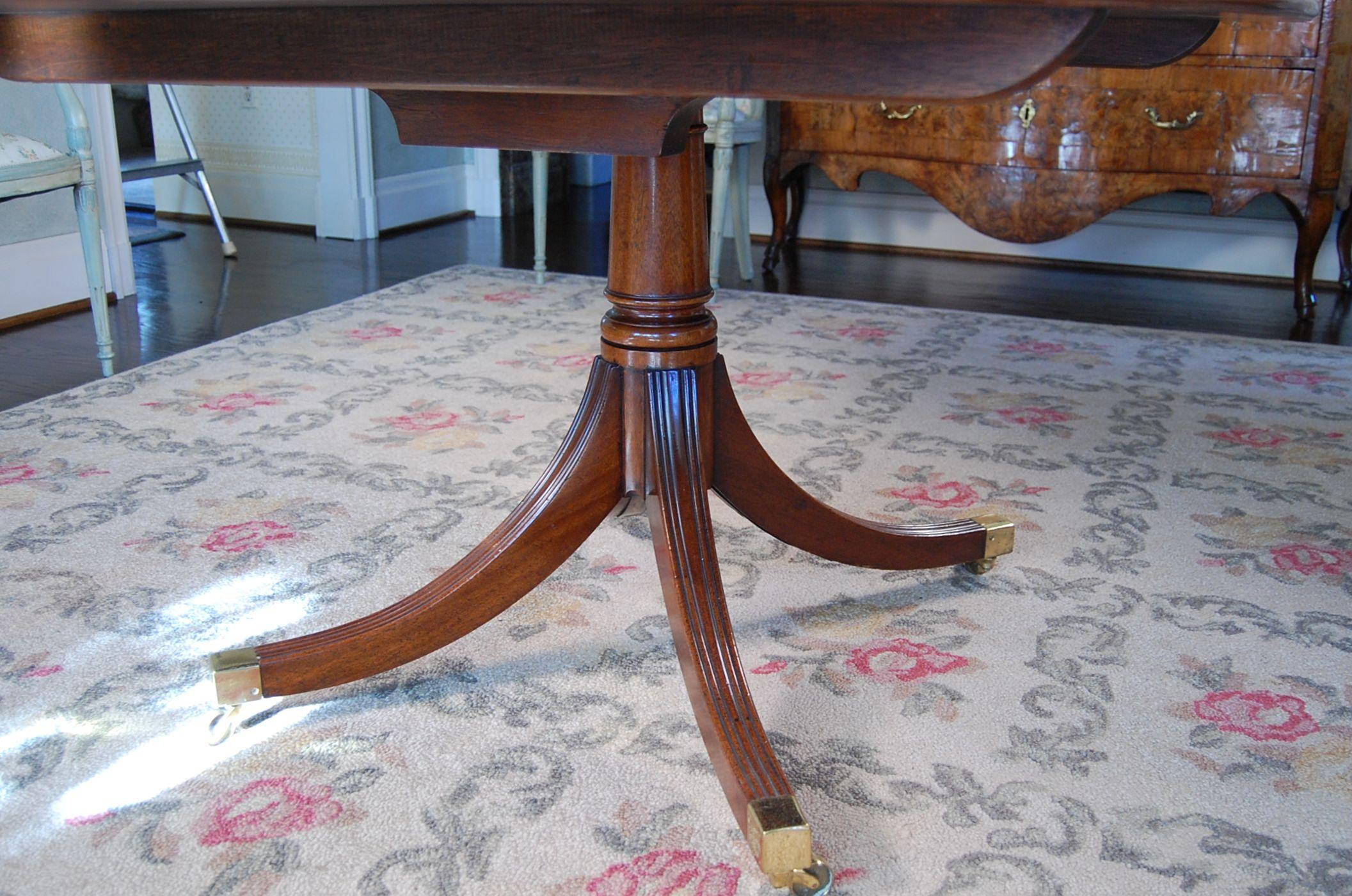 British George III Style Banded Mahogany Oval Dining Room Table on Single Pedestal Base For Sale