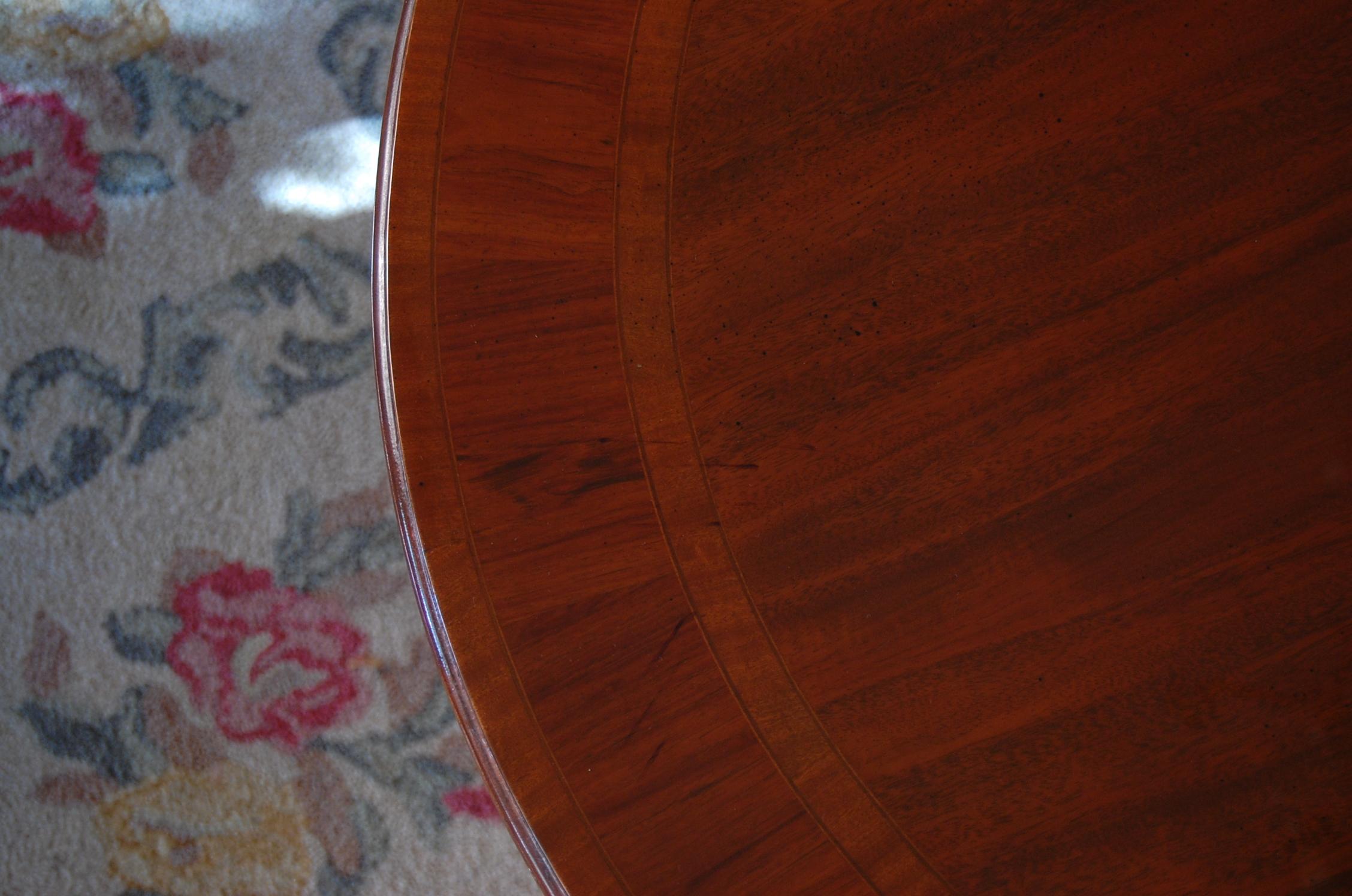 Mid-20th Century George III Style Banded Mahogany Oval Dining Room Table on Single Pedestal Base For Sale