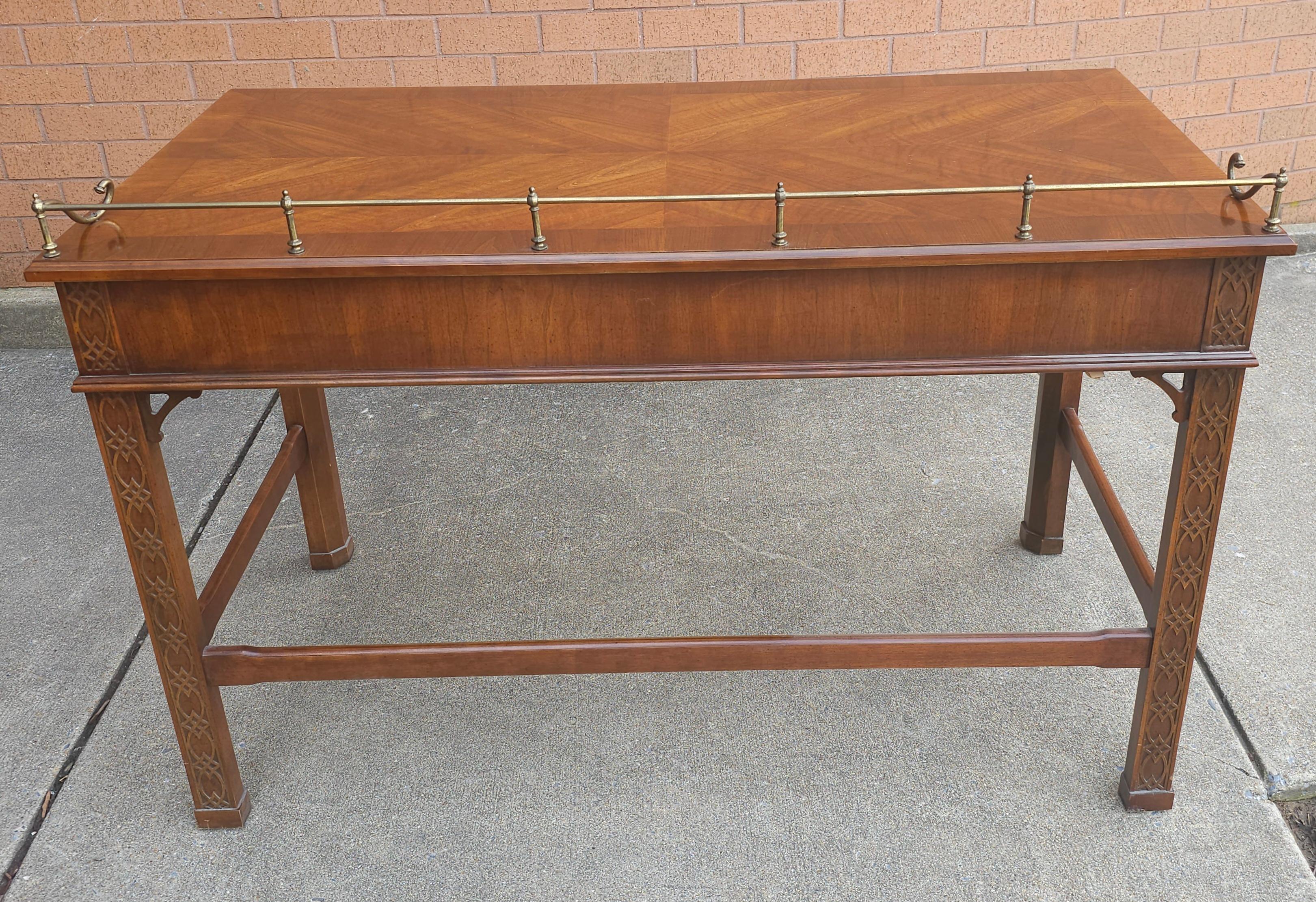 Mahagoni-Tischtisch-Schreibtisch mit Galerie aus Blind Fretwork im George-III-Stil (Messing) im Angebot