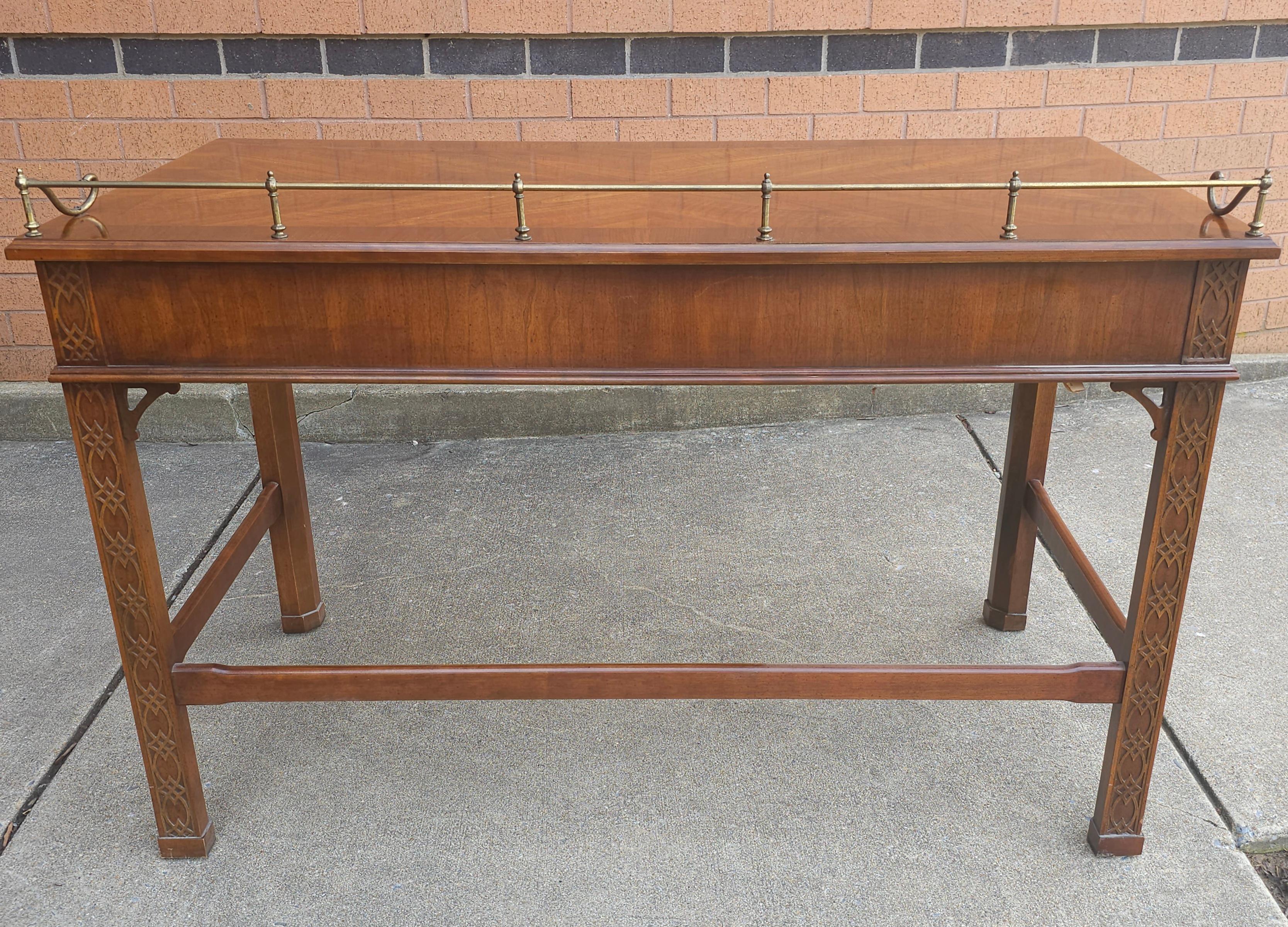 Mahagoni-Tischtisch-Schreibtisch mit Galerie aus Blind Fretwork im George-III-Stil im Angebot 1