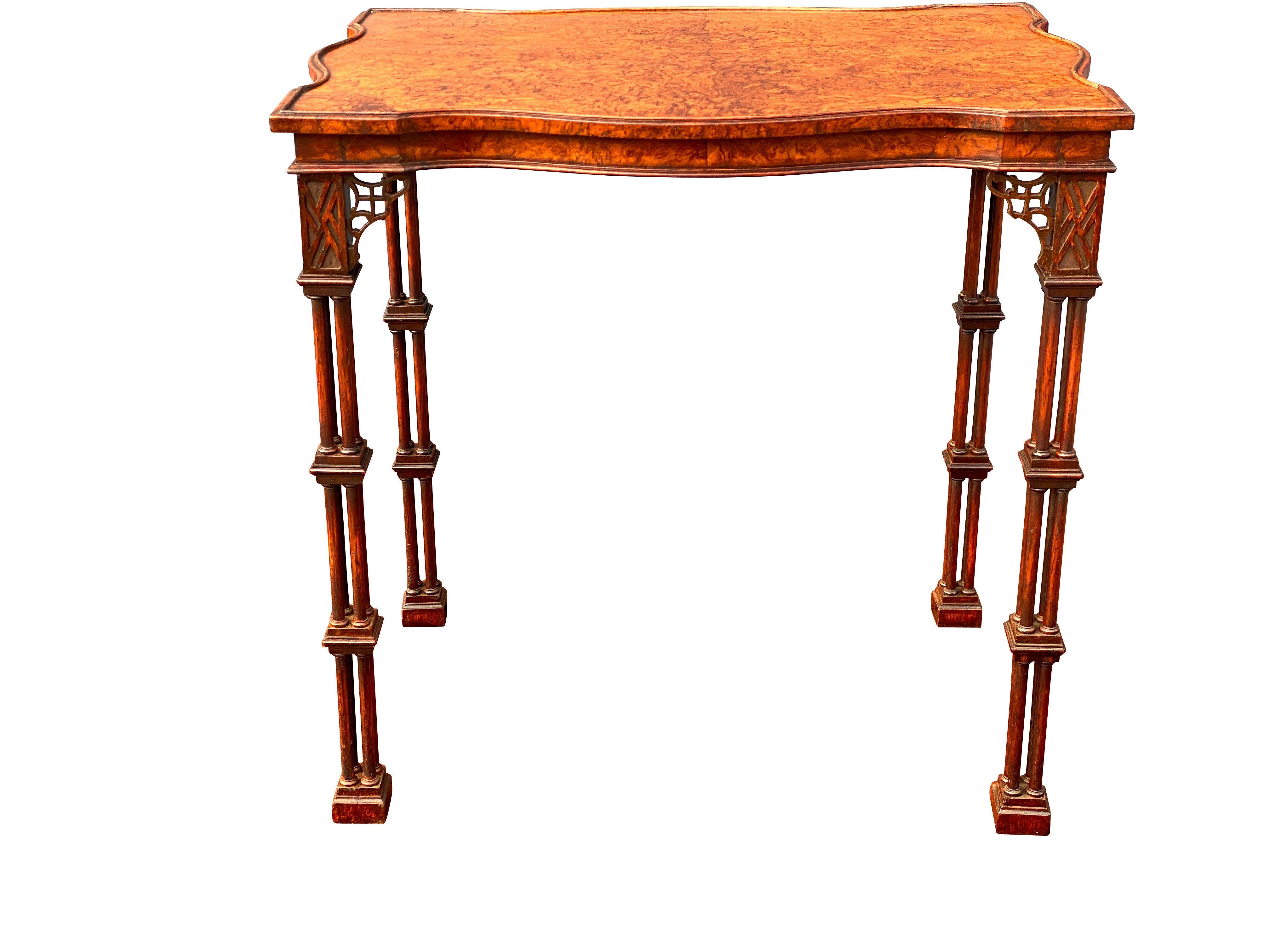 Anglais Table en ronce de noyer et acajou de style George III attribuée à Gillow en vente