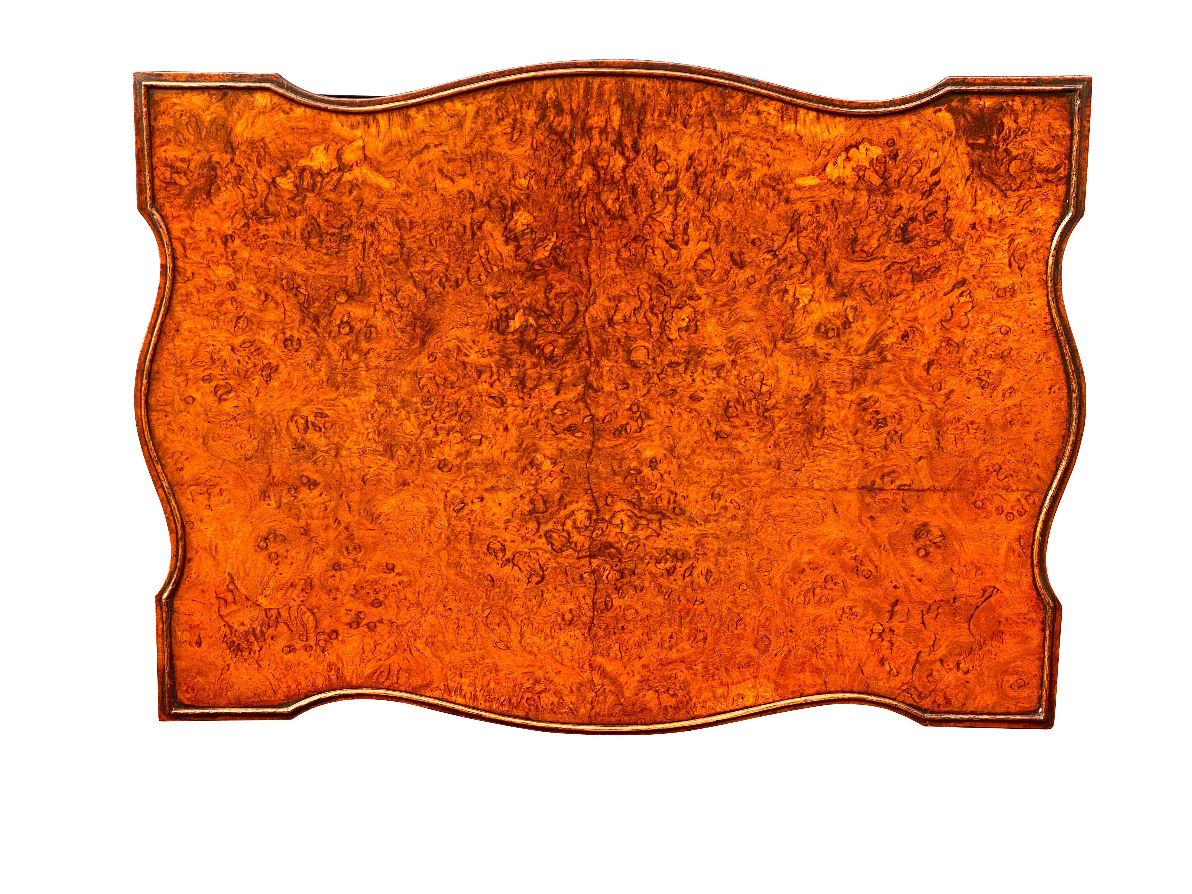 Milieu du XVIIIe siècle Table en ronce de noyer et acajou de style George III attribuée à Gillow en vente