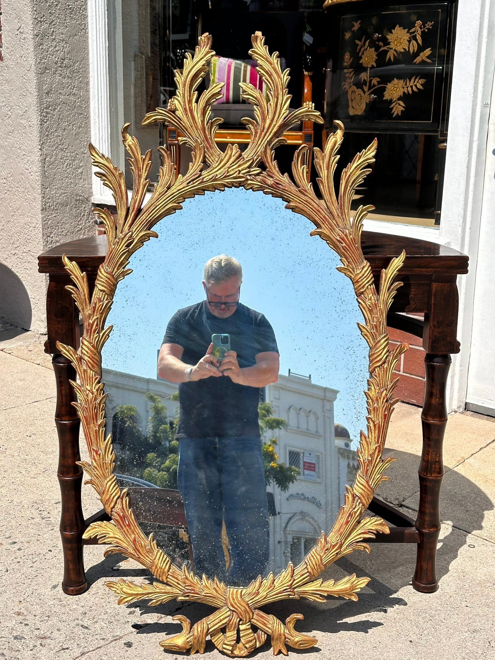 Américain Miroir rococo en bois doré de style Burton III en vente
