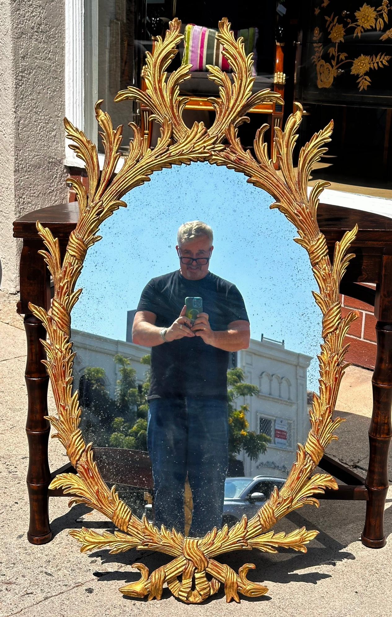 Miroir rococo en bois doré de style Burton III en vente 1