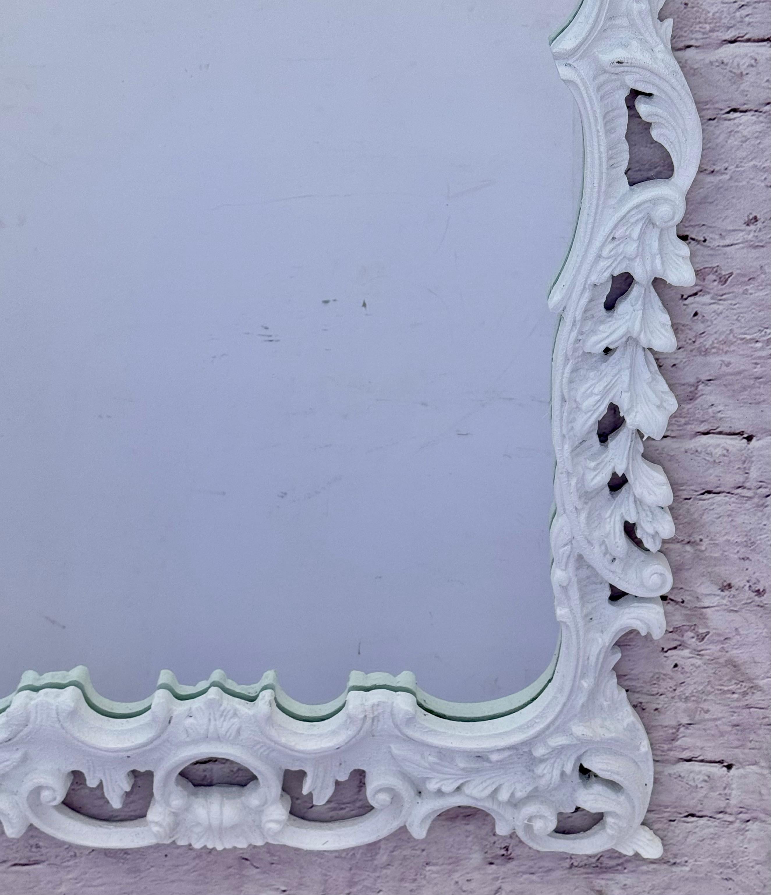 Specchio rococò intagliato e gesso in stile Giorgio III In condizioni buone in vendita a Bradenton, FL