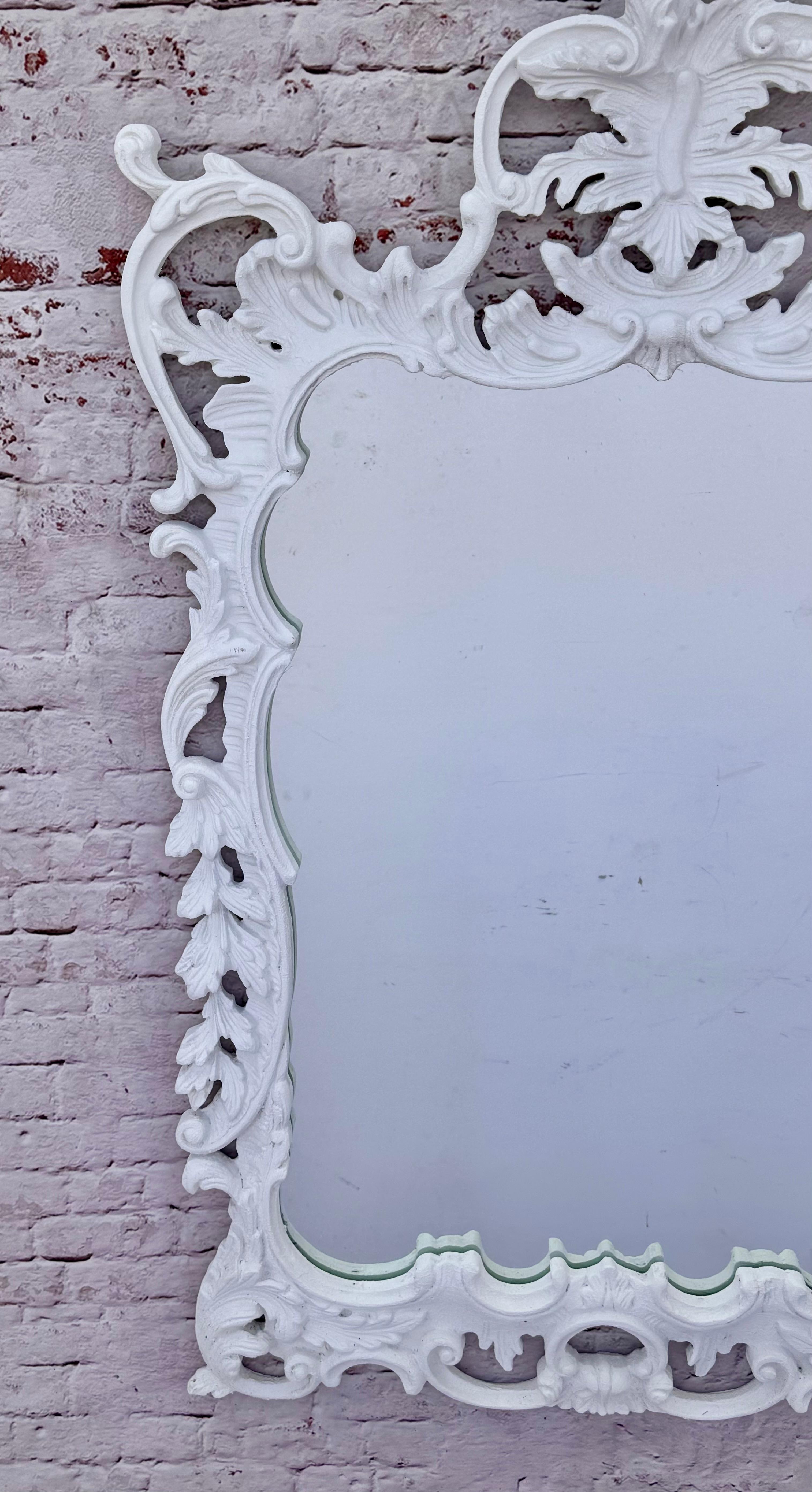 Legno Specchio rococò intagliato e gesso in stile Giorgio III in vendita