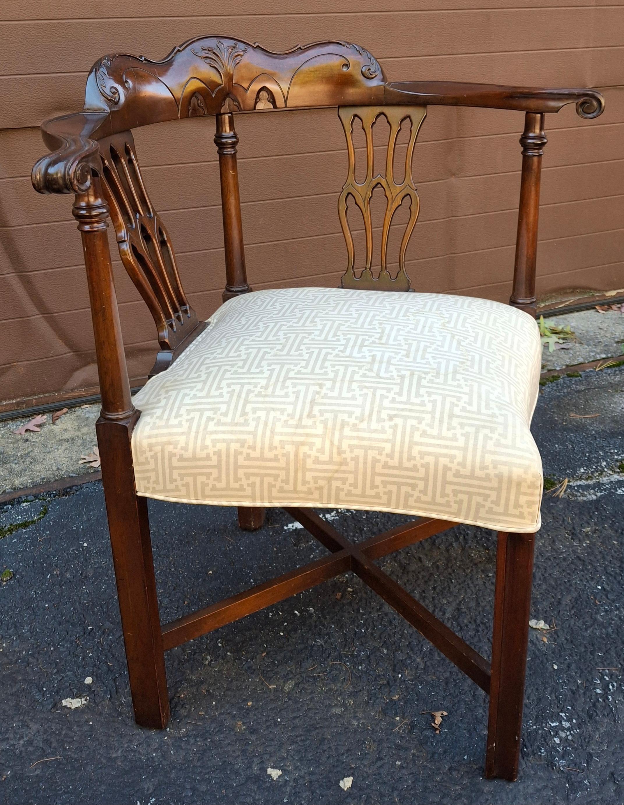 Silla esquinera tapizada de caoba estilo Jorge III
Medidas: 19