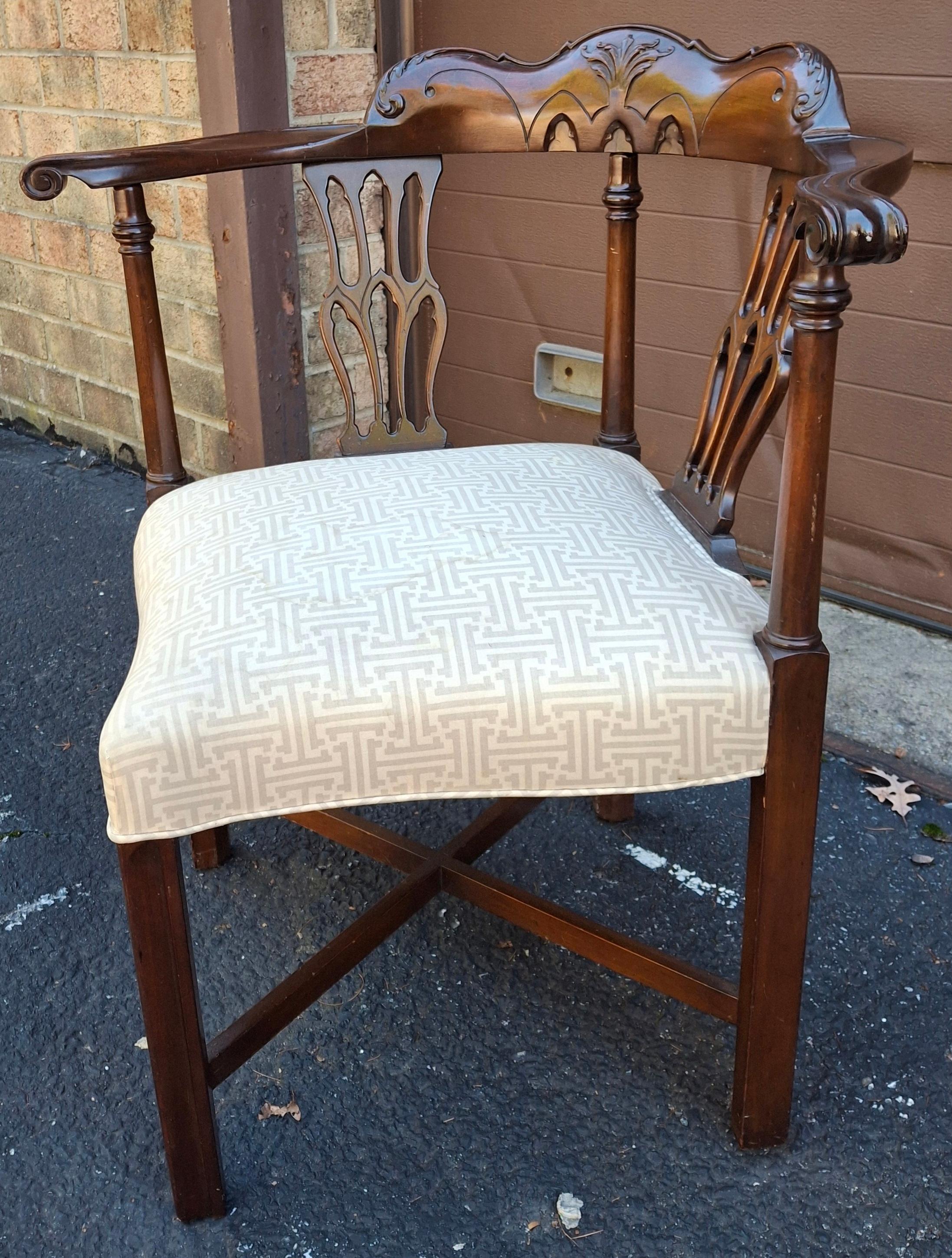 Silla de Esquina de Caoba Tallada y Tapizada Estilo Jorge III Estadounidense en venta