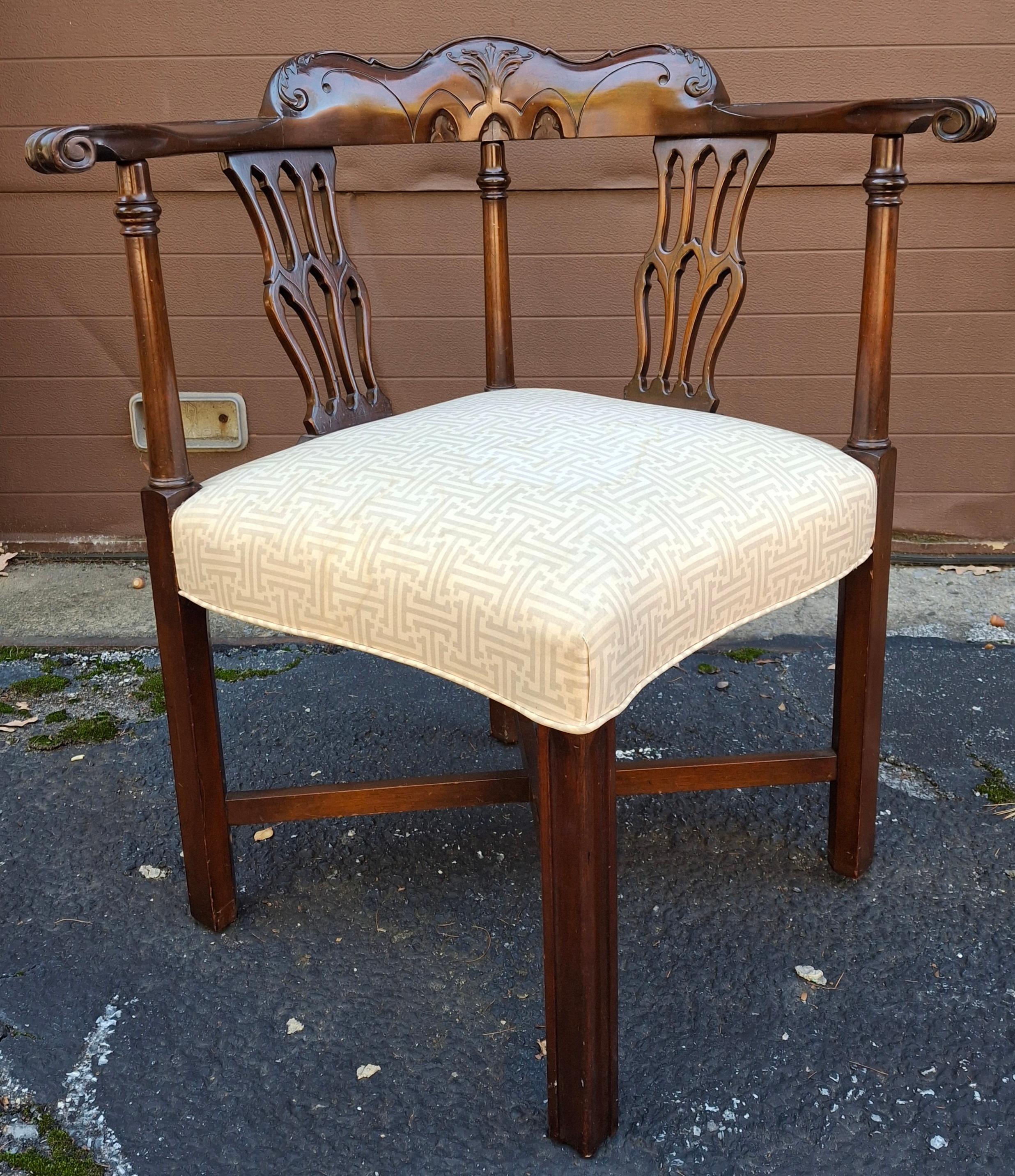 Silla de Esquina de Caoba Tallada y Tapizada Estilo Jorge III Manchado en venta