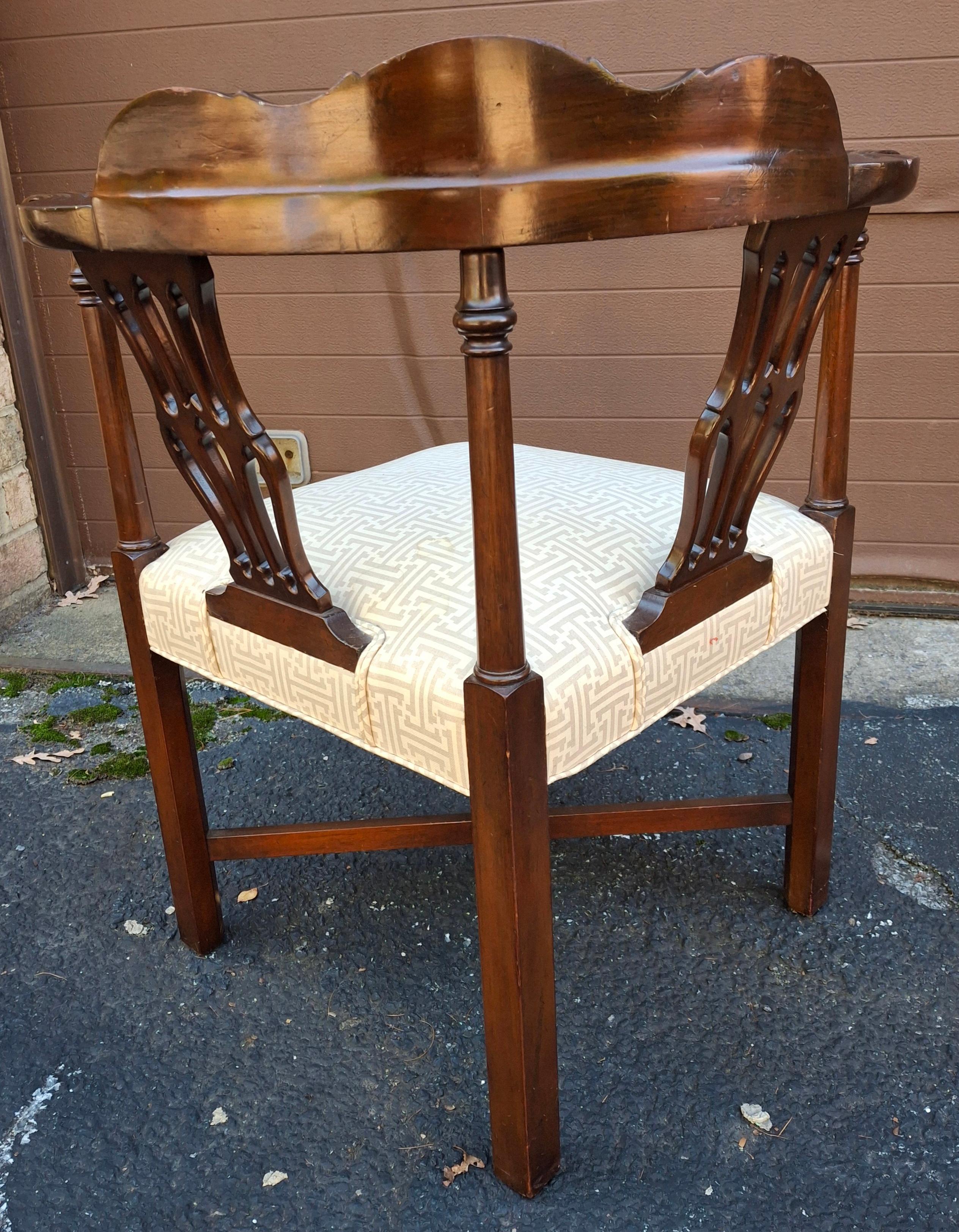 Silla de Esquina de Caoba Tallada y Tapizada Estilo Jorge III en Bueno estado para la venta en Germantown, MD