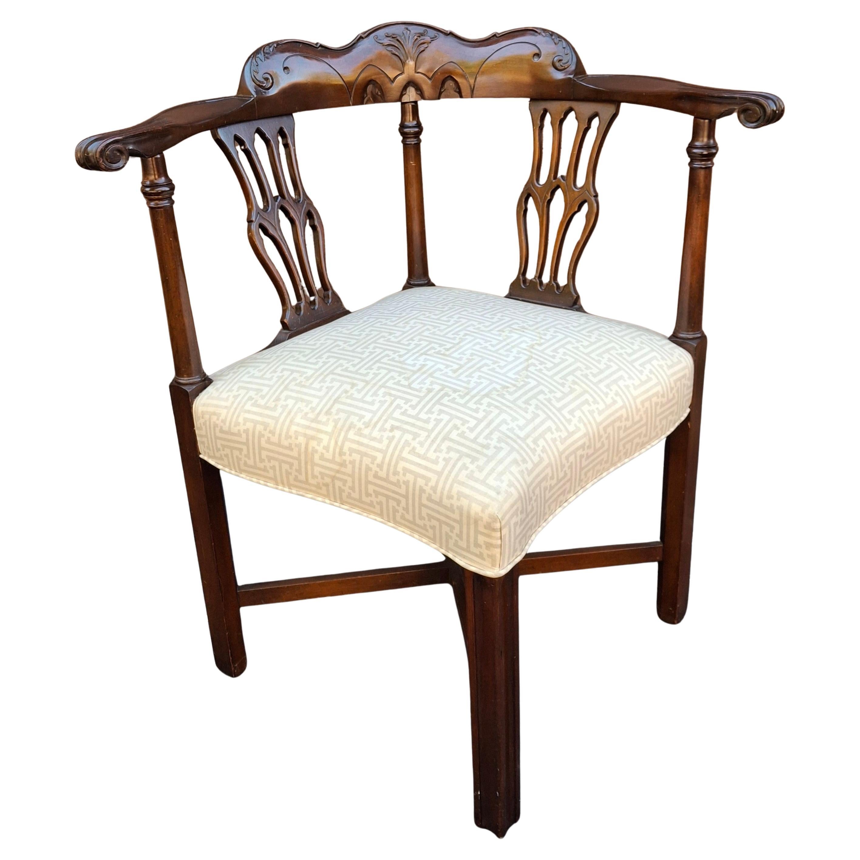 Silla de Esquina de Caoba Tallada y Tapizada Estilo Jorge III en venta