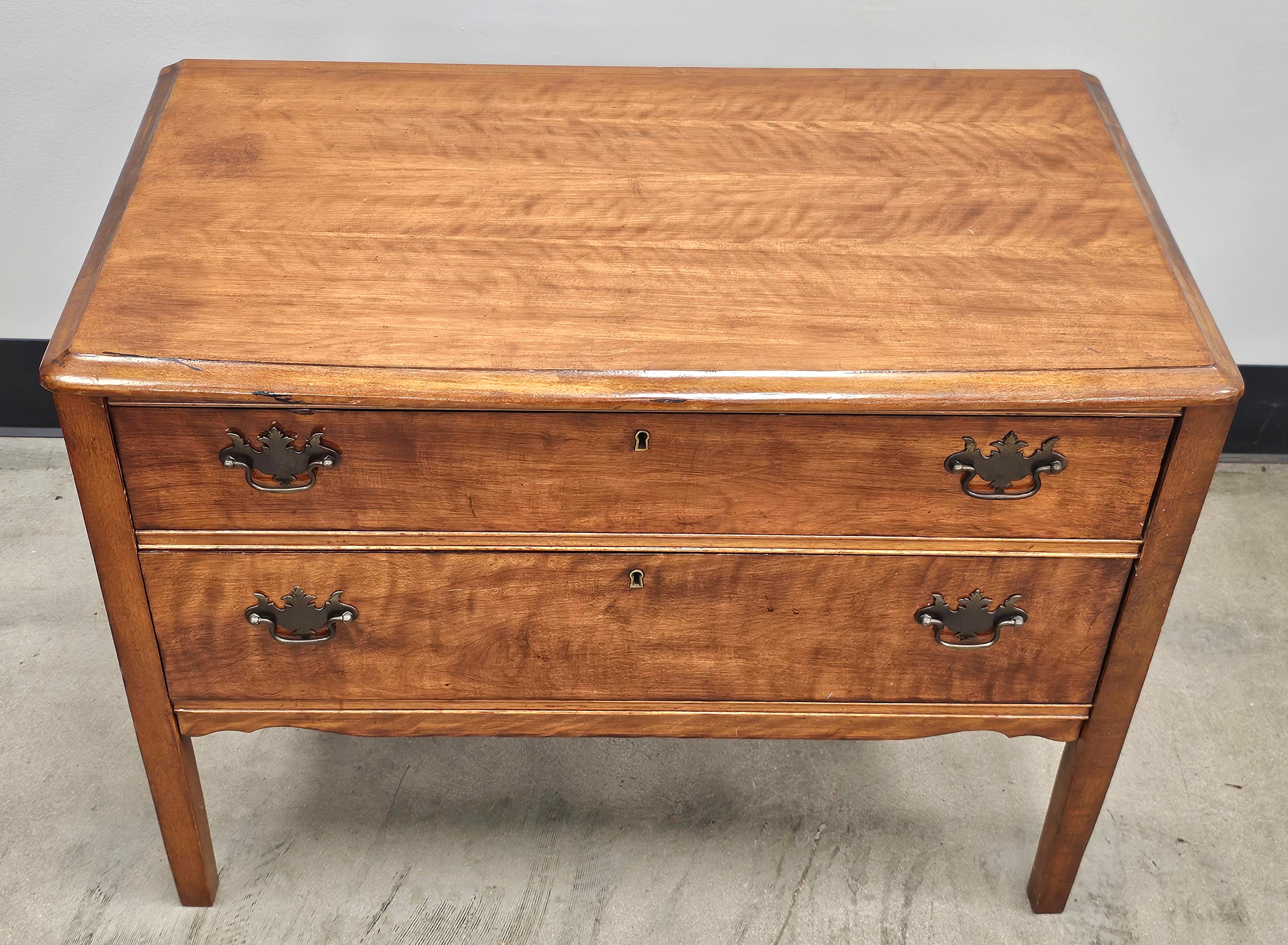 Commode basse en cerisier de style George III en vente 2