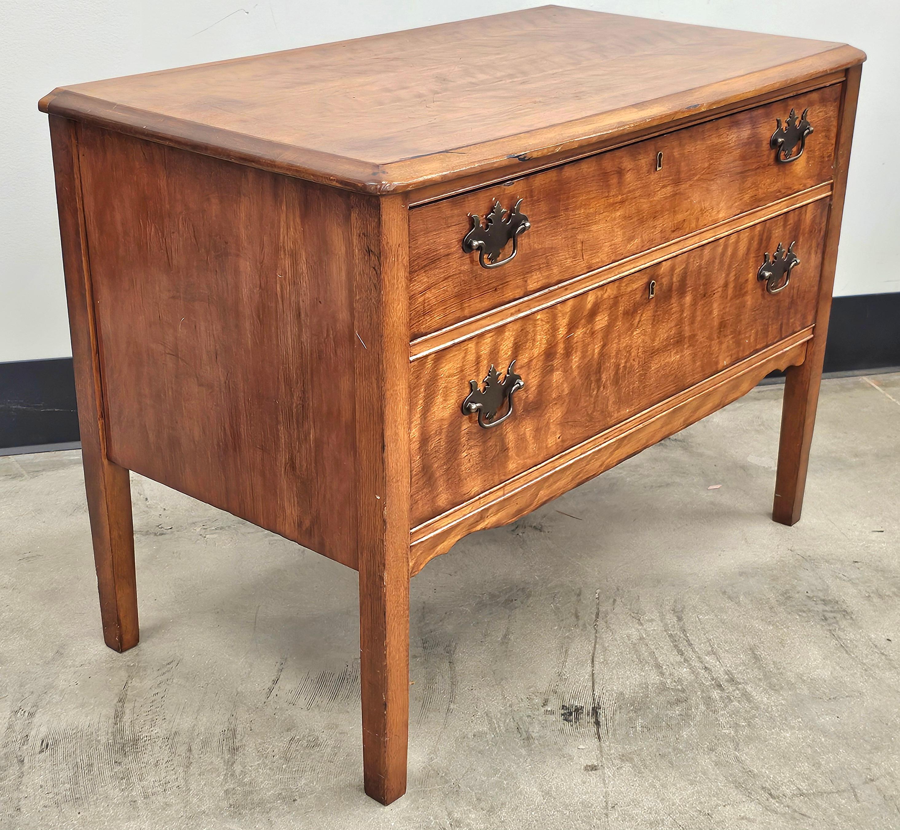 Commode basse en cerisier de style George III en vente 3