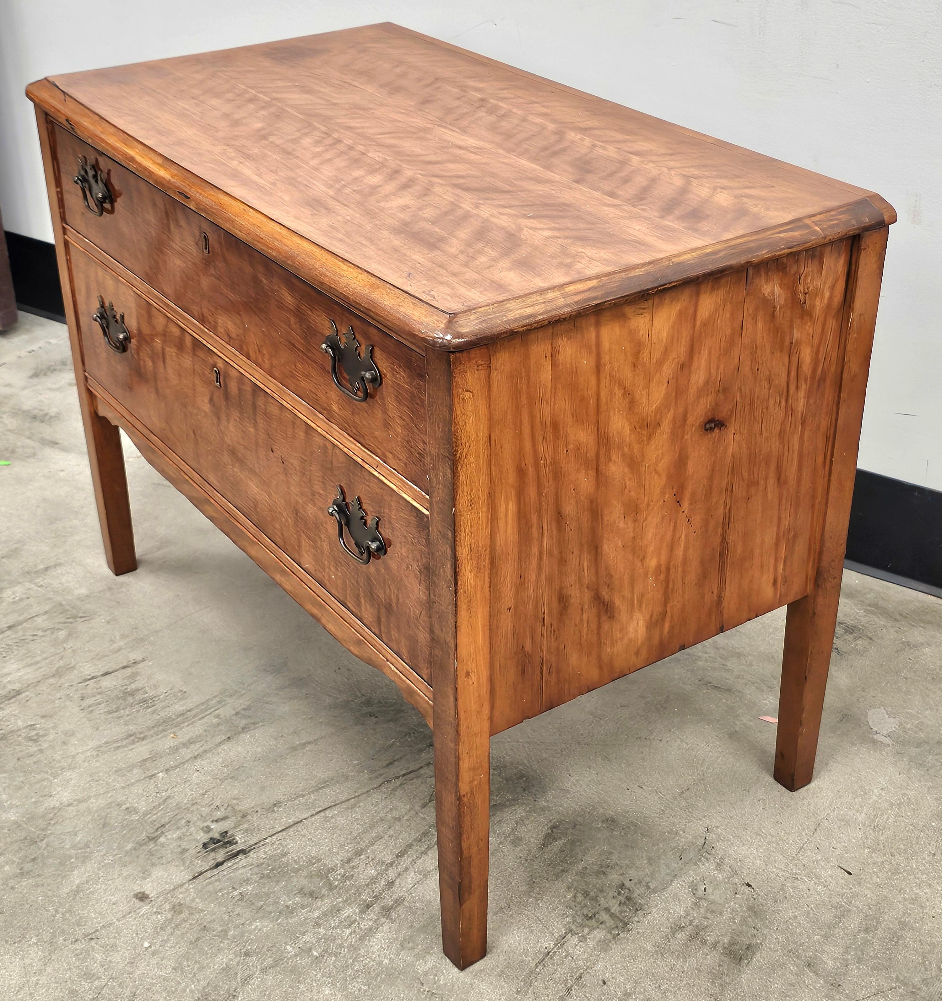 Commode basse en cerisier de style George III en vente 4