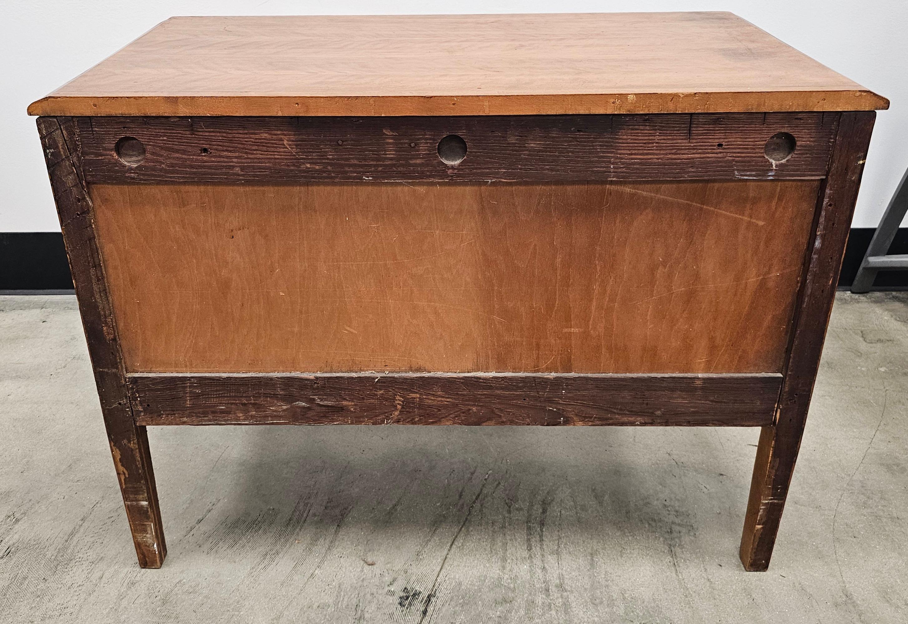 Commode basse en cerisier de style George III en vente 5