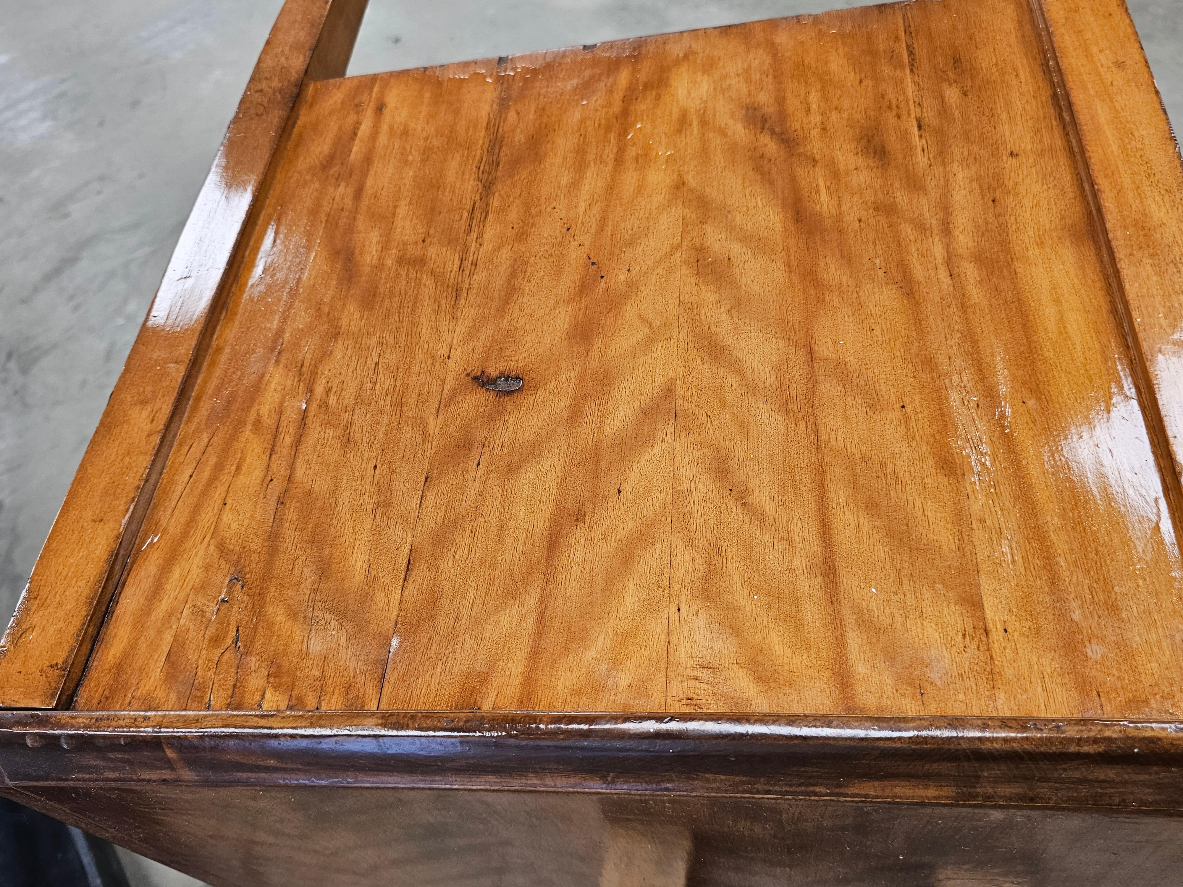 Commode basse en cerisier de style George III en vente 7