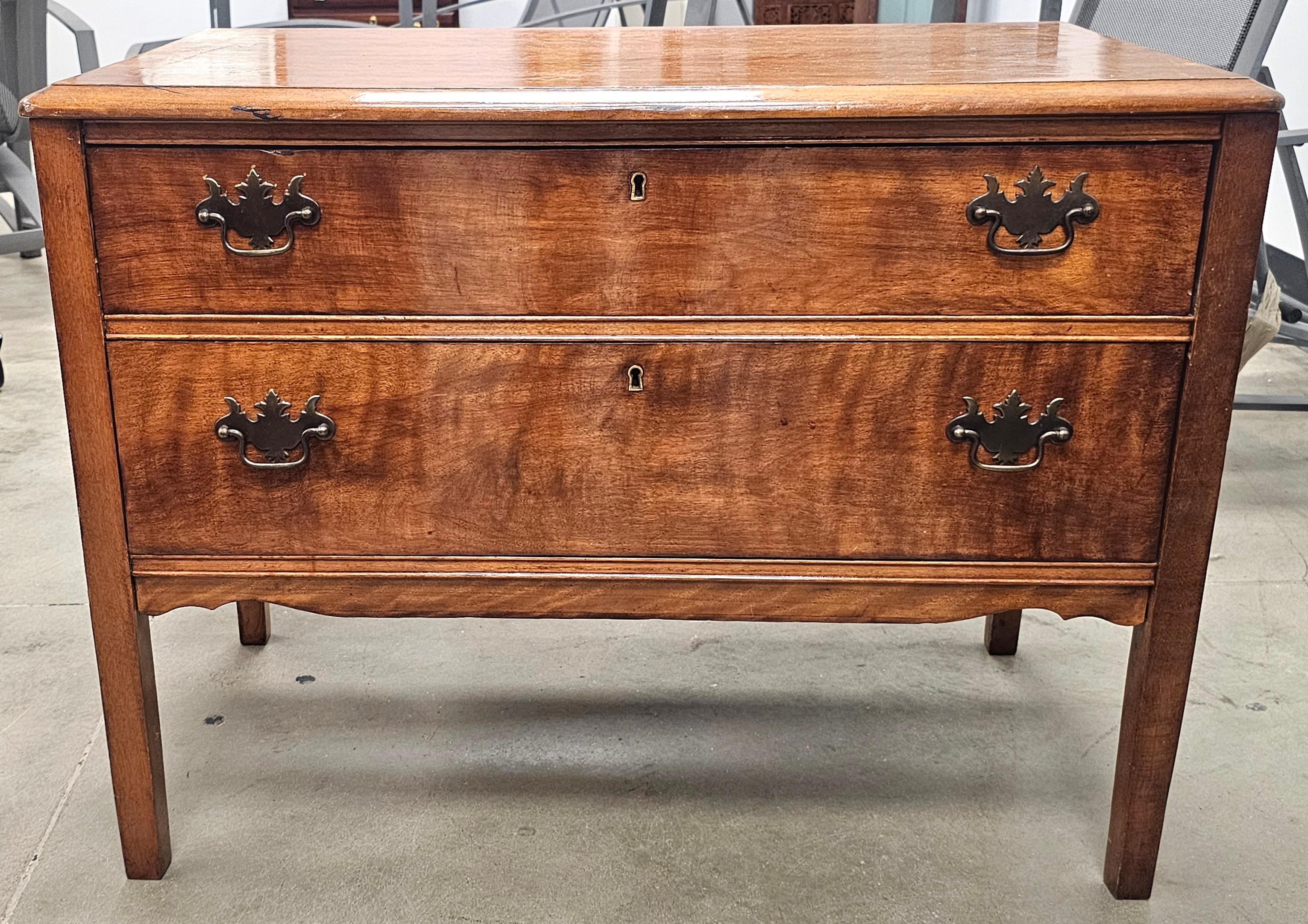 Américain Commode basse en cerisier de style George III en vente
