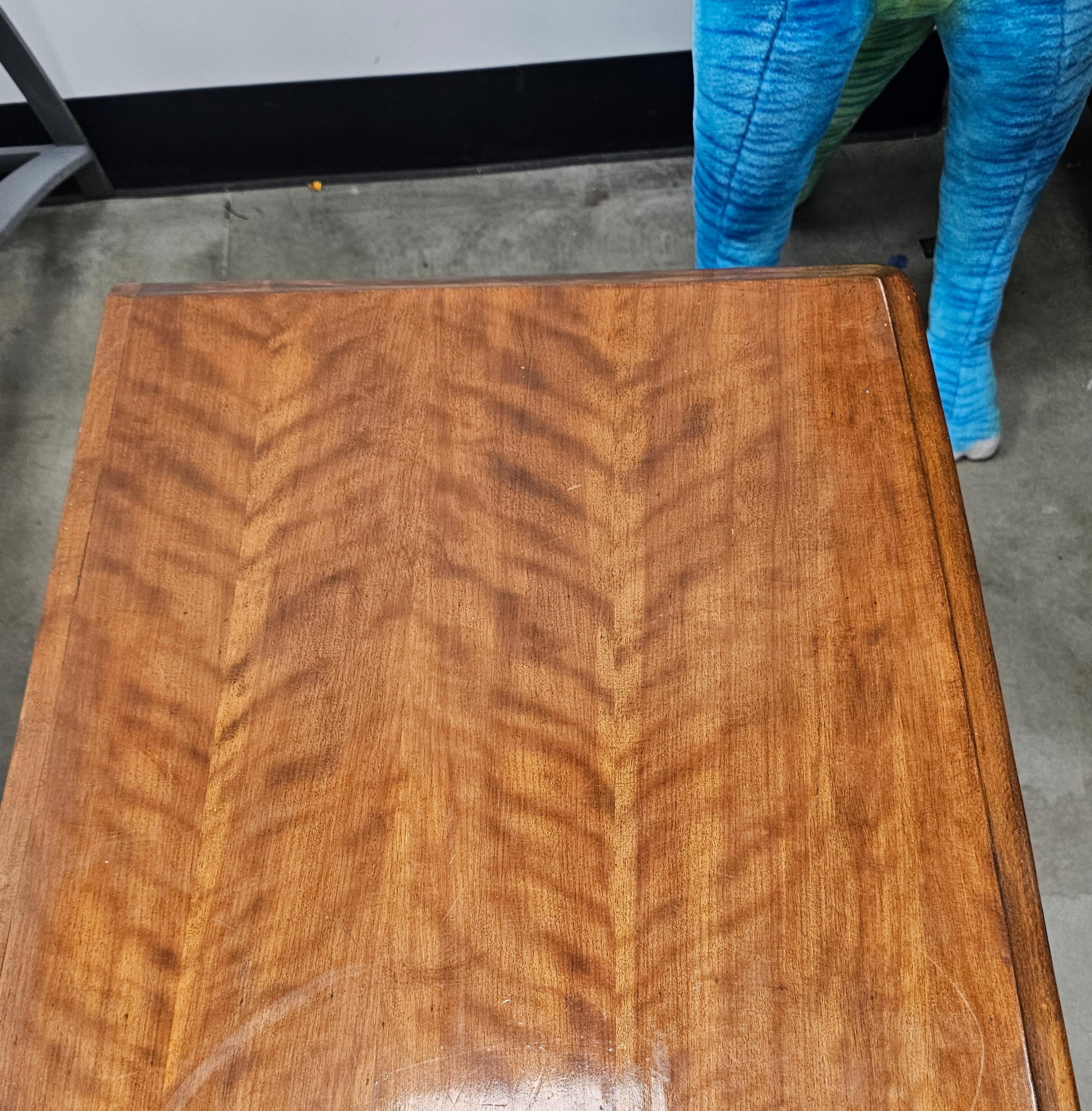 Tacheté Commode basse en cerisier de style George III en vente