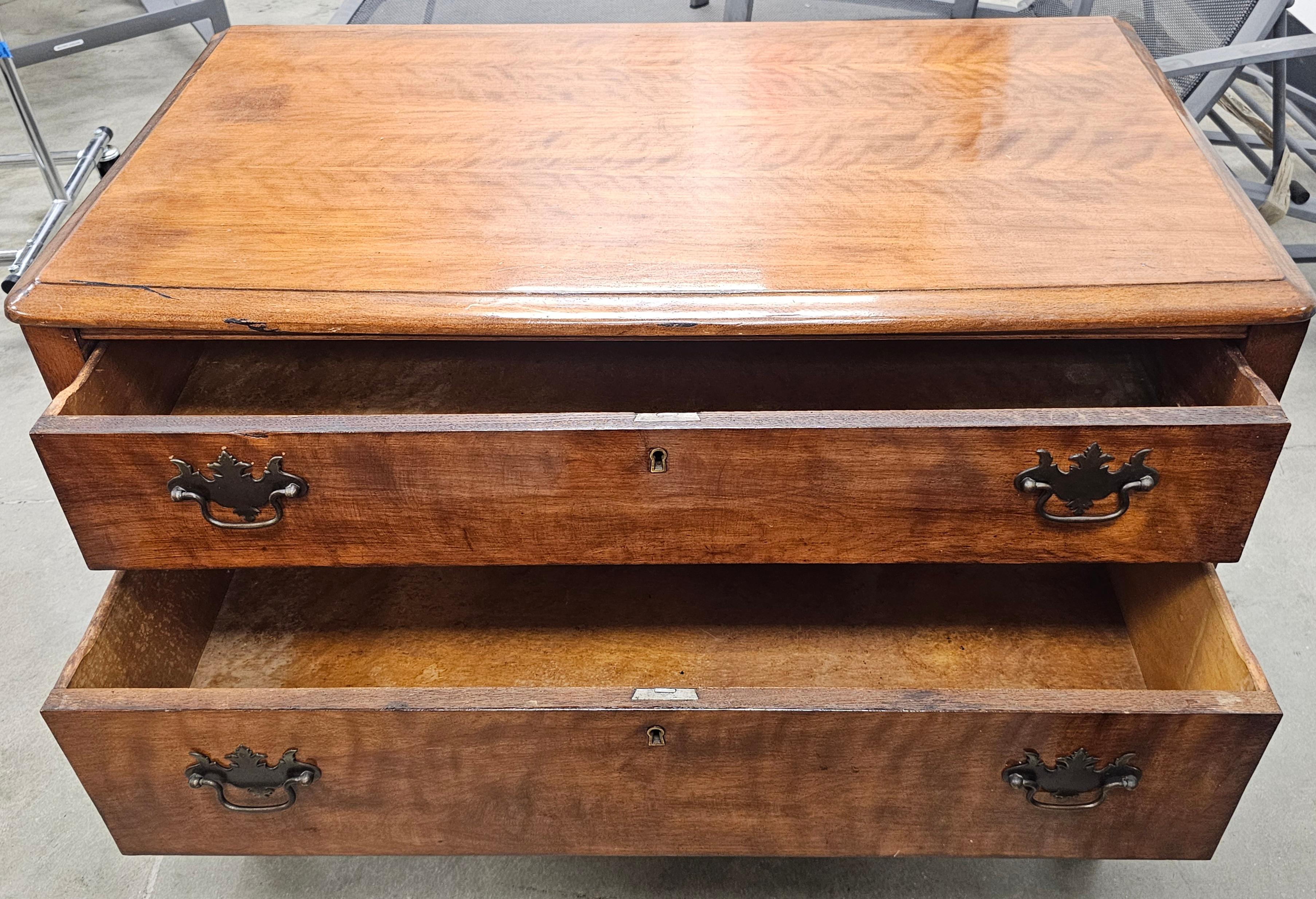 20ième siècle Commode basse en cerisier de style George III en vente