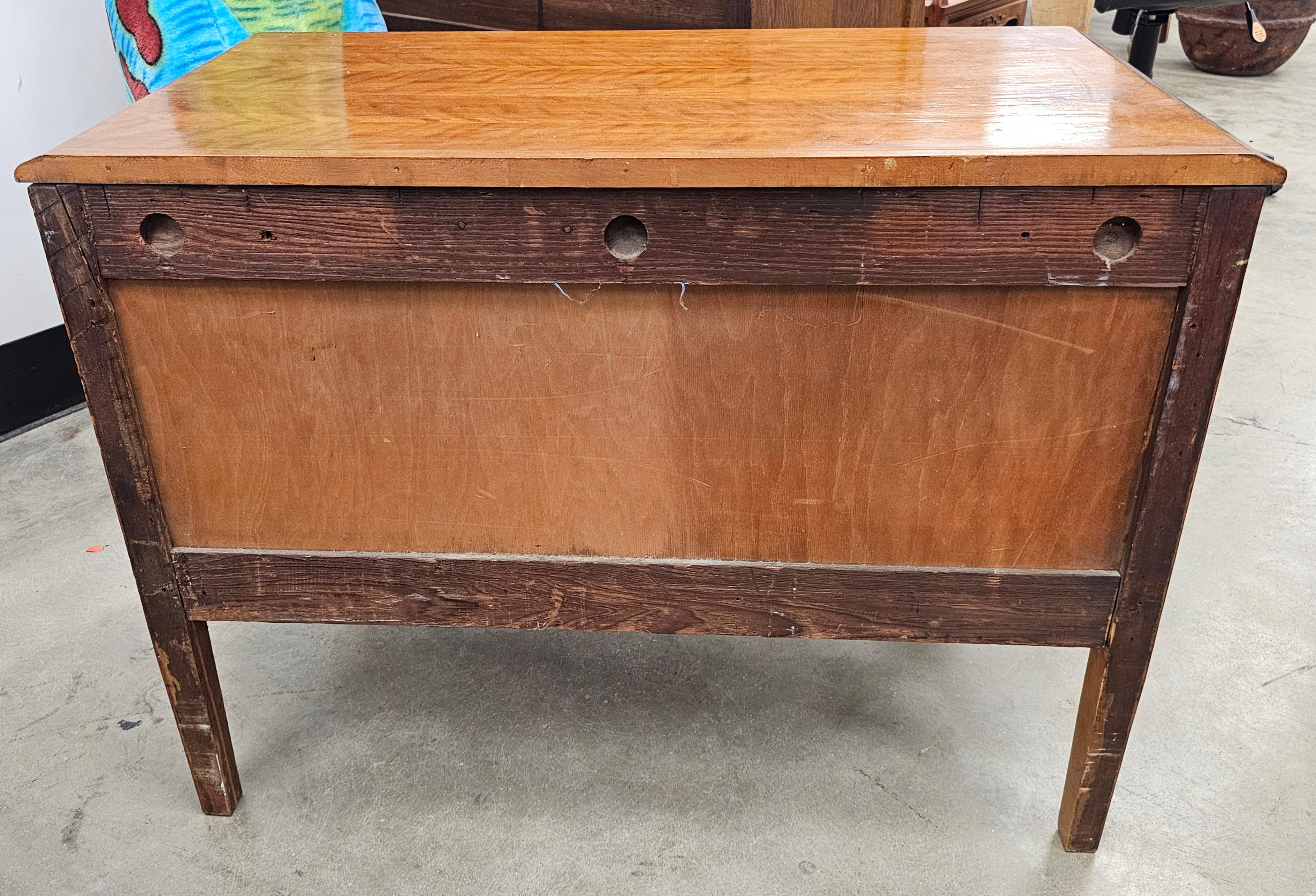 Bois Commode basse en cerisier de style George III en vente