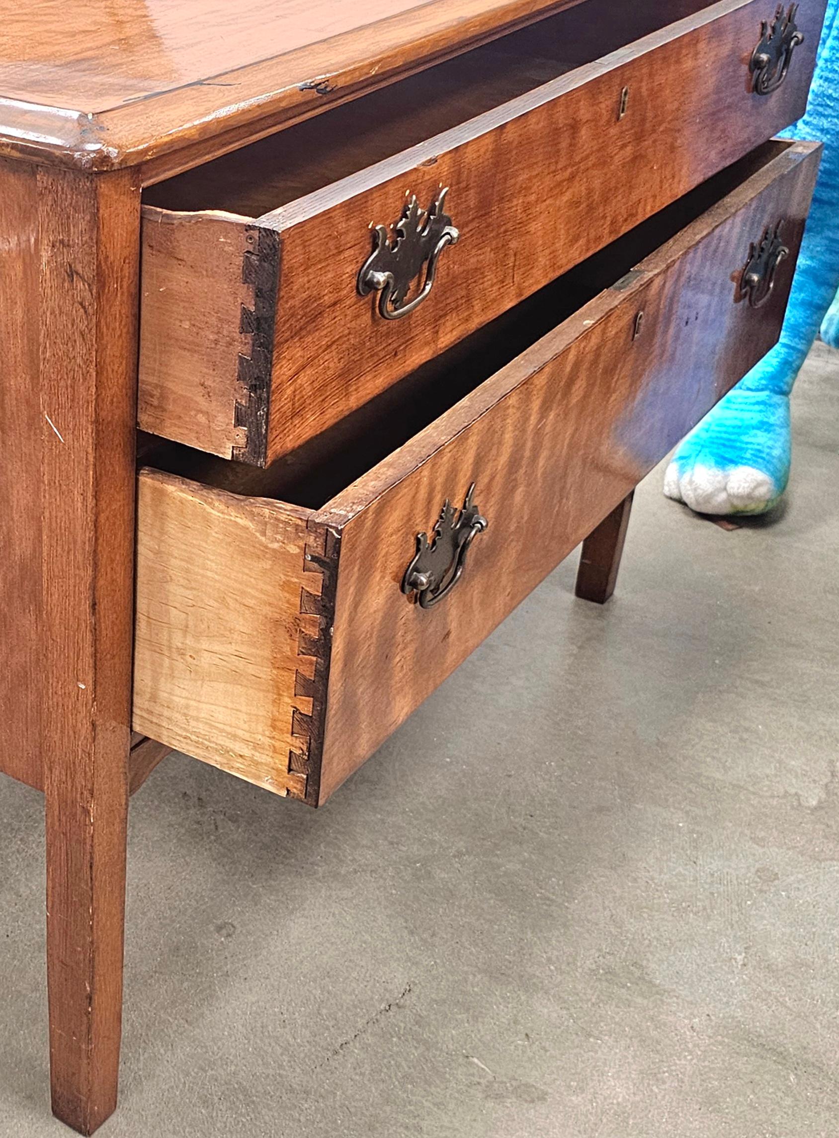 Commode basse en cerisier de style George III en vente 1