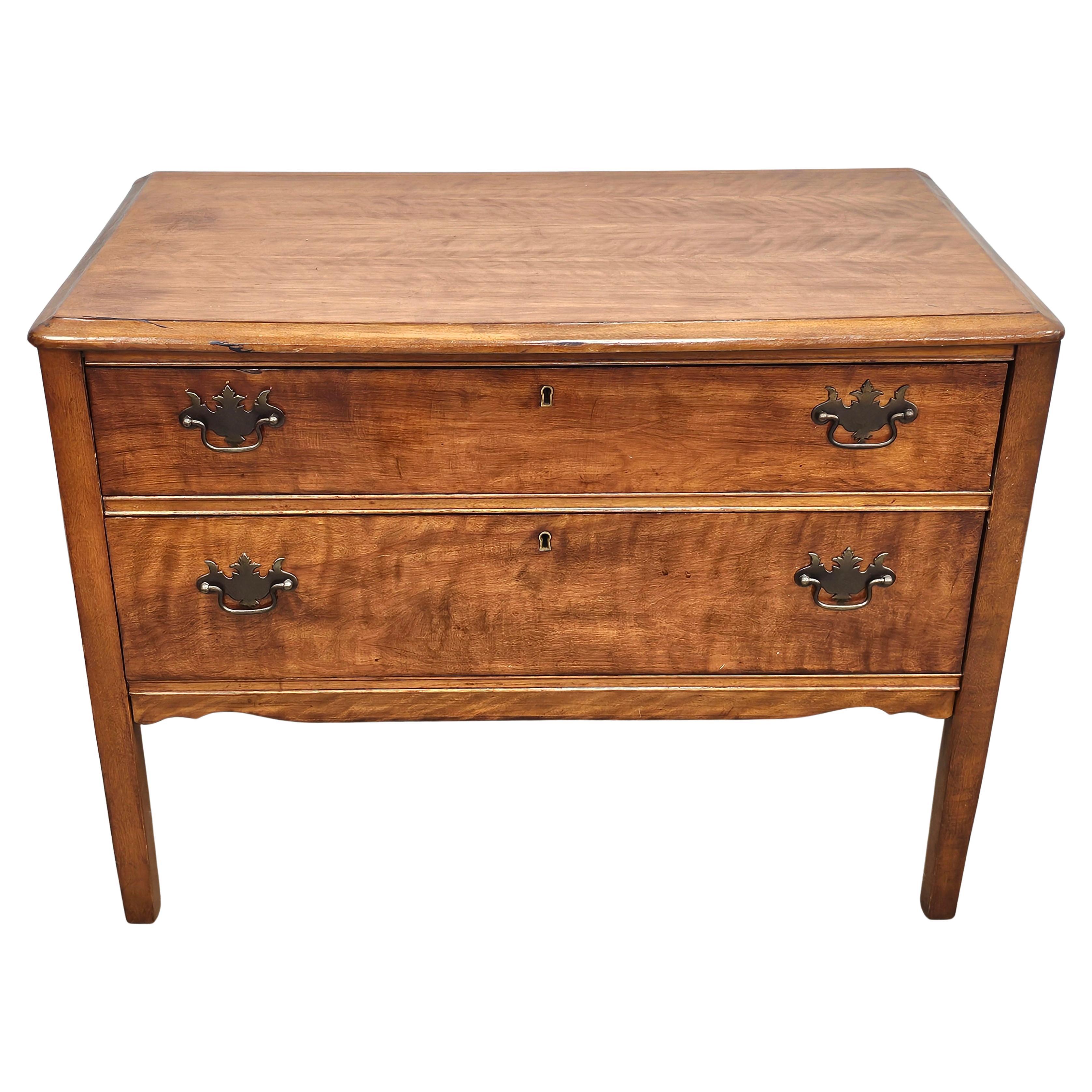 Commode basse en cerisier de style George III en vente
