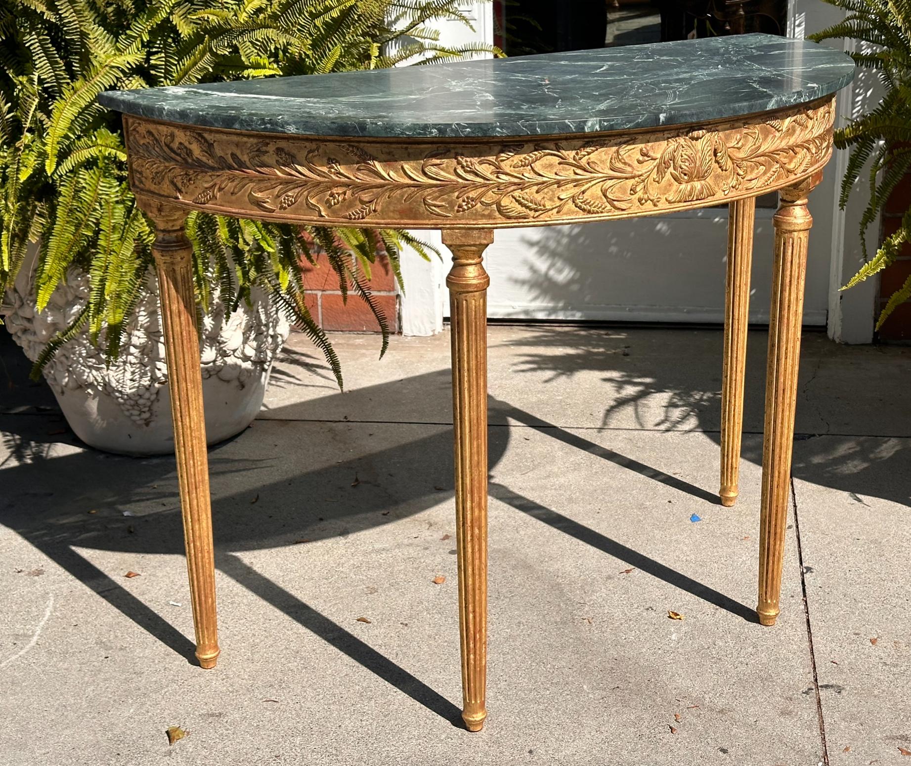 Console de style George III en bois doré et marbre vert italien par Burton-Ching
