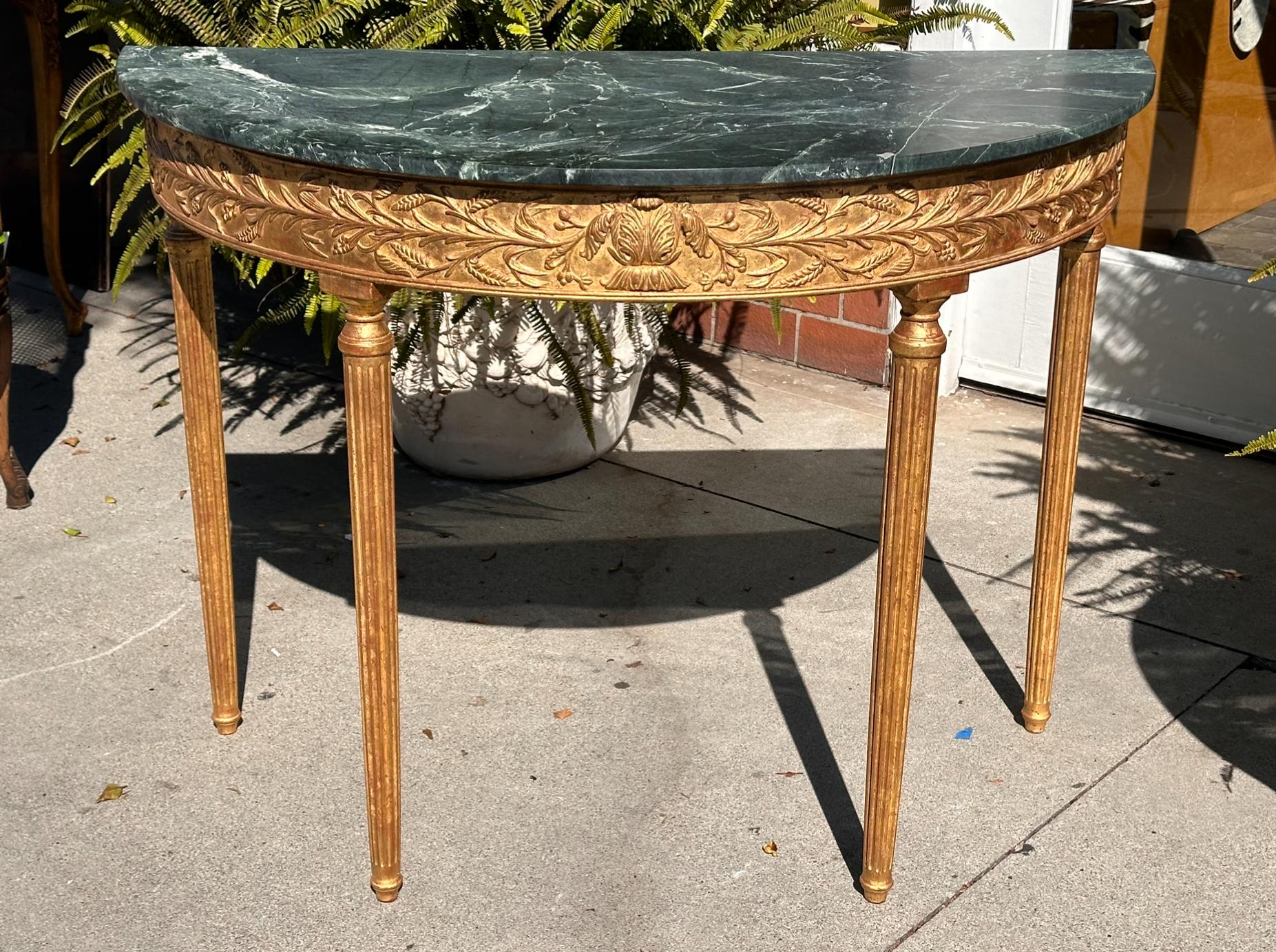 Georgien Console demi-lune de style George III en bois doré et marbre italien par Burton-Ching en vente