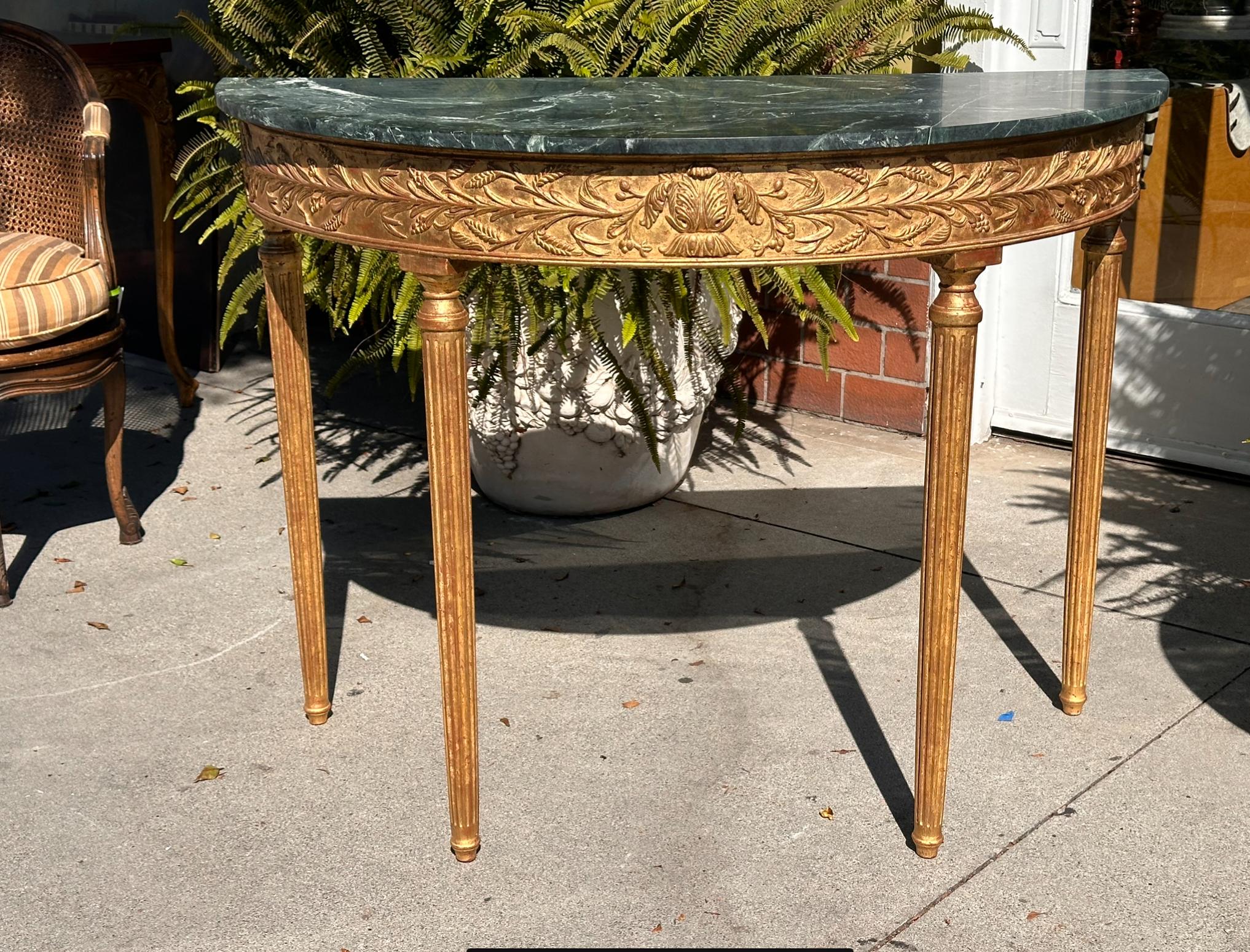 Américain Console demi-lune de style George III en bois doré et marbre italien par Burton-Ching en vente