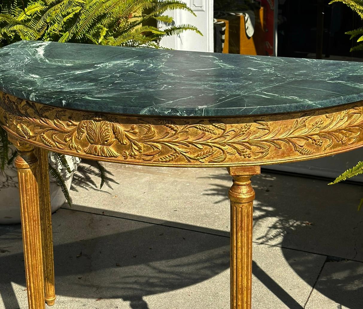 Console demi-lune de style George III en bois doré et marbre italien par Burton-Ching Bon état - En vente à LOS ANGELES, CA