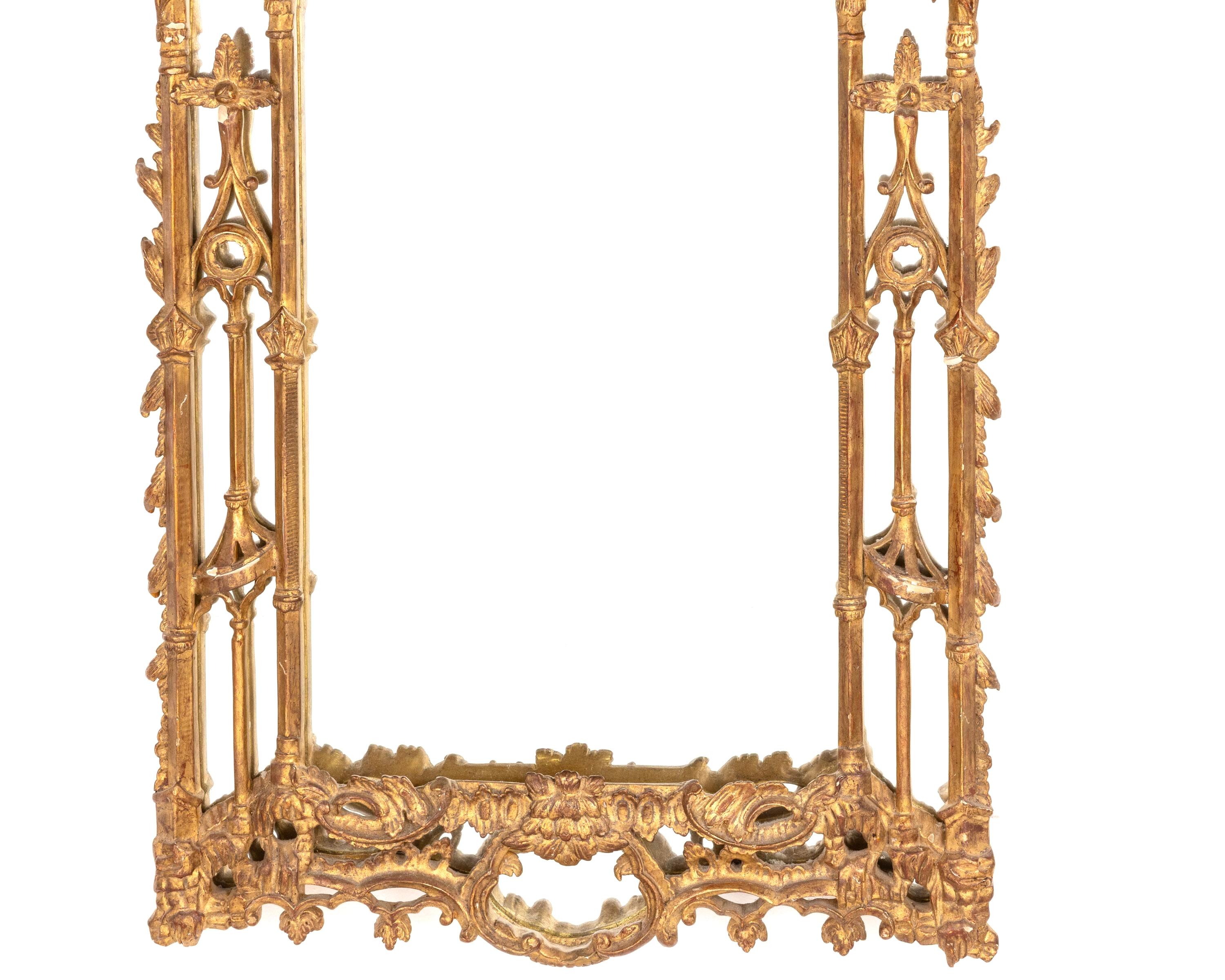 Britannique Miroir en bois doré de style George III en vente