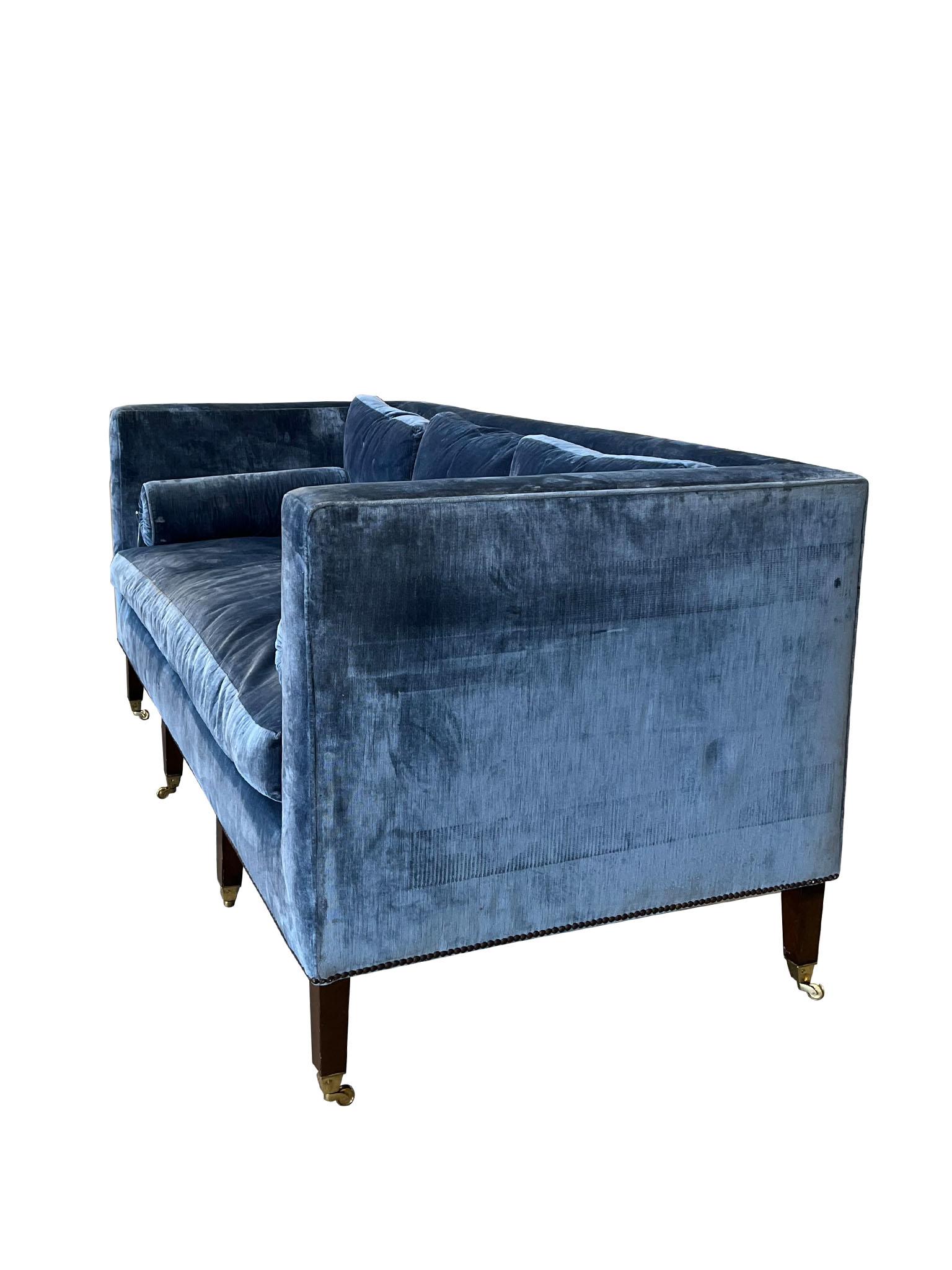 XX secolo Divano in stile Giorgio III in mogano e velluto blu in vendita