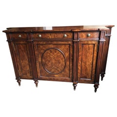 Cabinet d'appoint de style George III en acajou et ronce de bois:: par Theodore Alexander