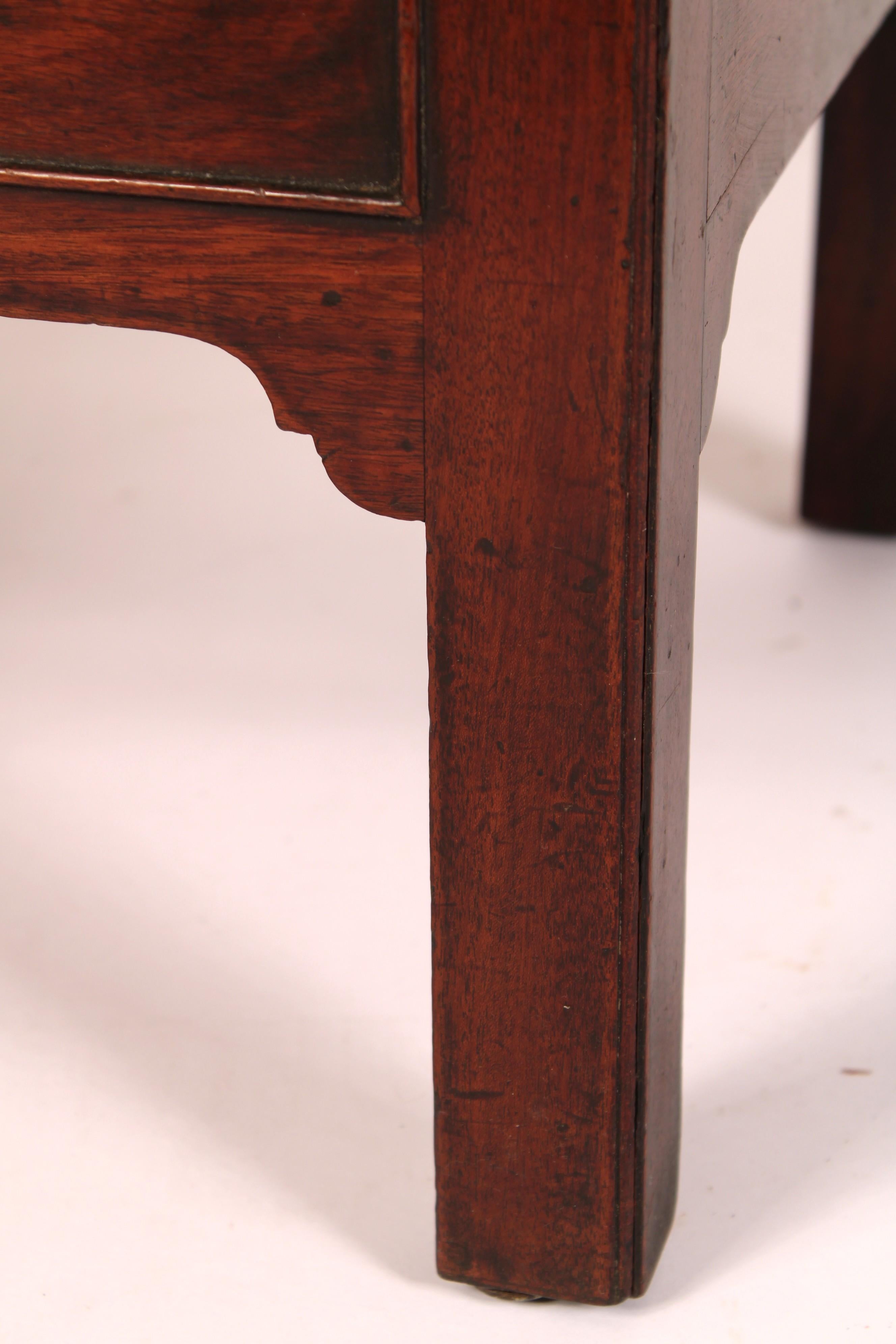George III Style Mahogany Bedside Table im Angebot 4