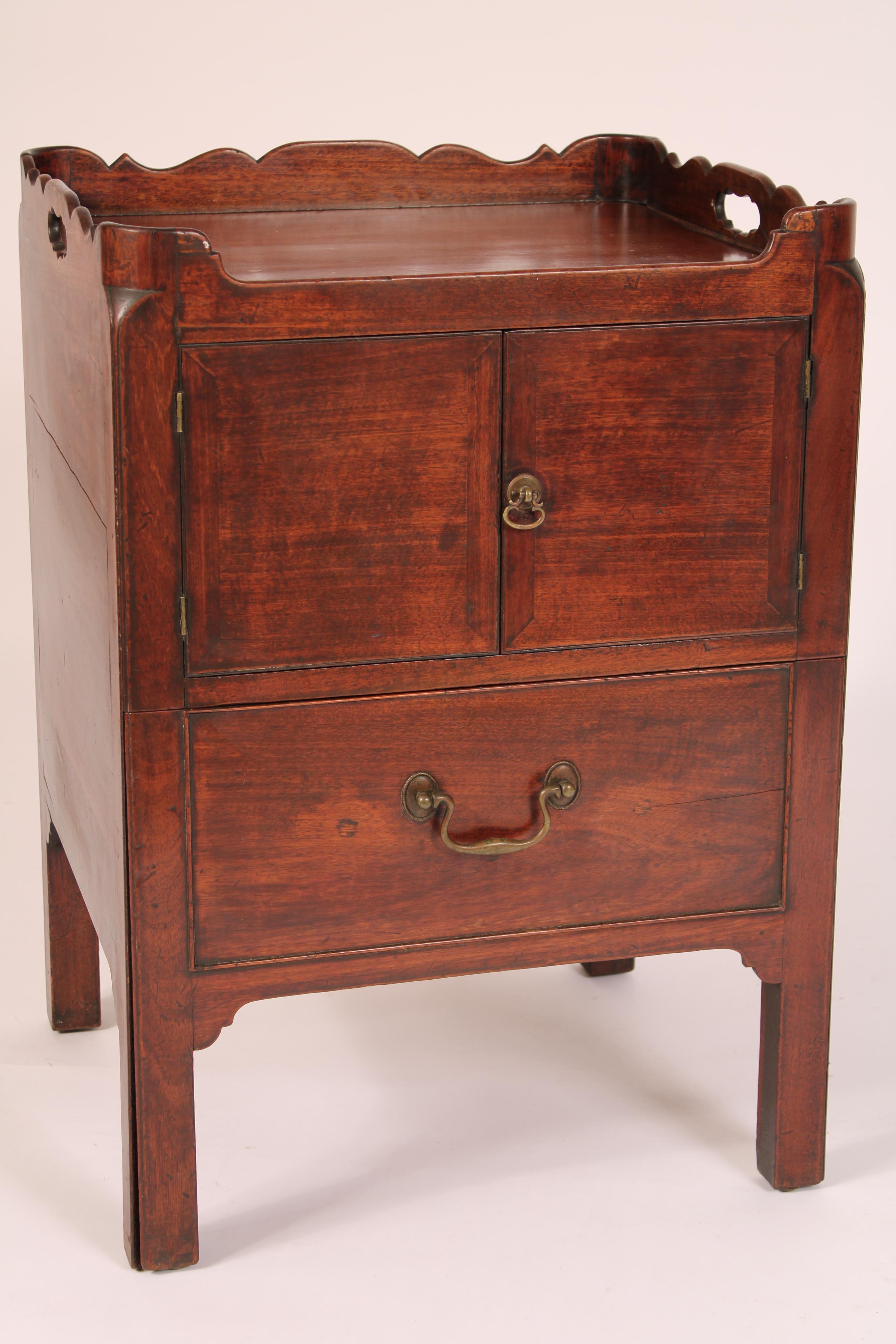 George III Style Mahogany Bedside Table (George III.) im Angebot