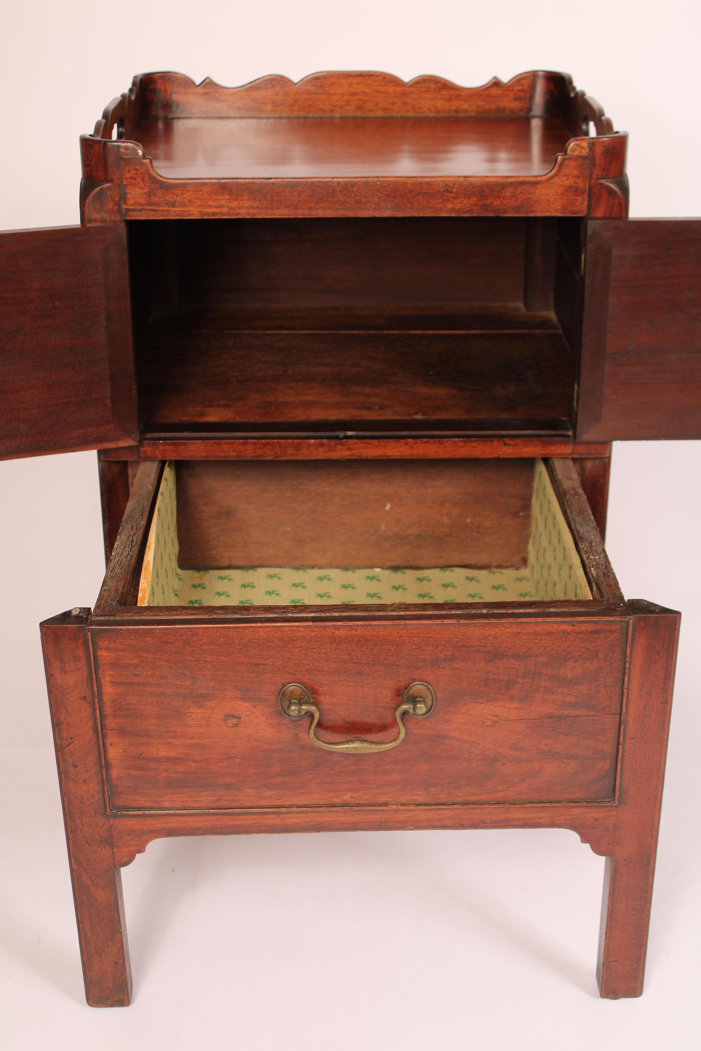George III Style Mahogany Bedside Table (Englisch) im Angebot