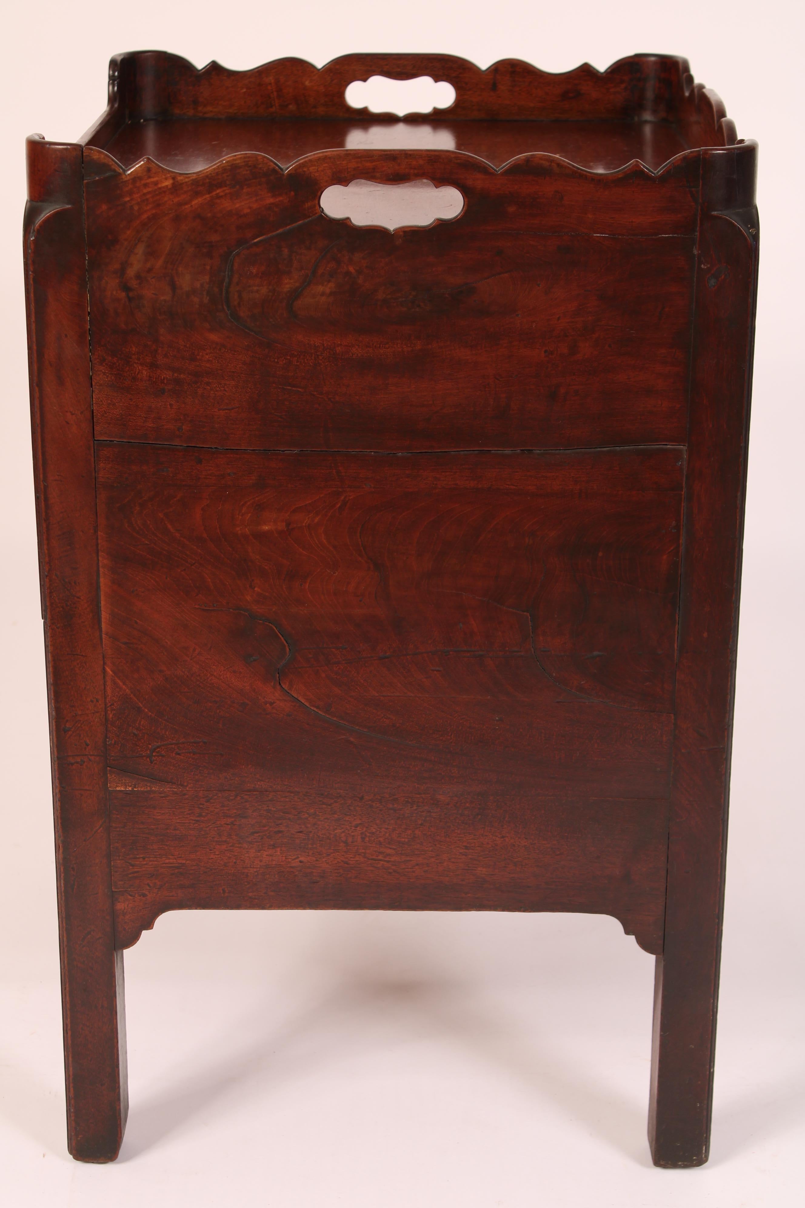 George III Style Mahogany Bedside Table im Zustand „Gut“ im Angebot in Laguna Beach, CA