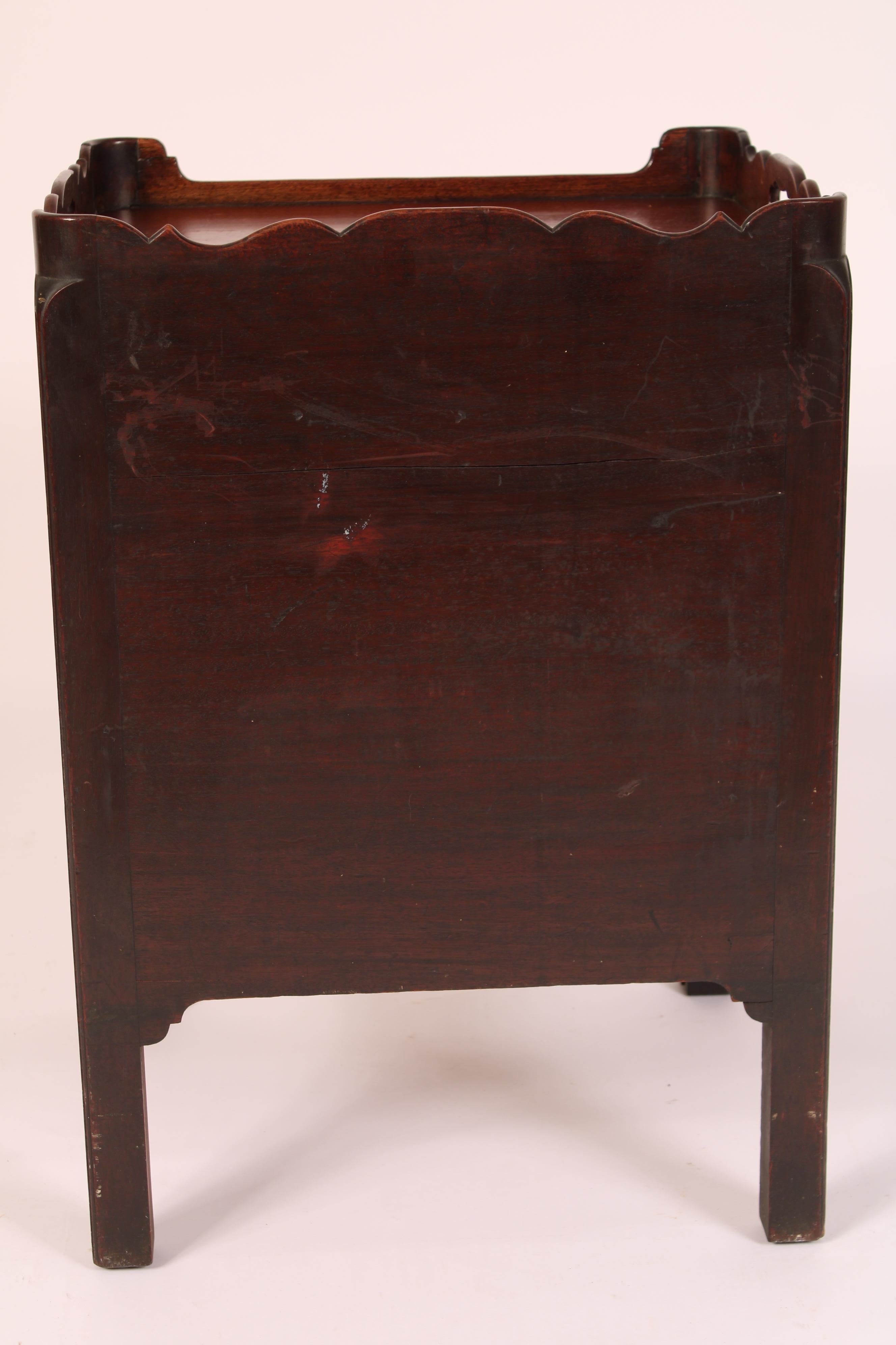 George III Style Mahogany Bedside Table (18. Jahrhundert und früher) im Angebot